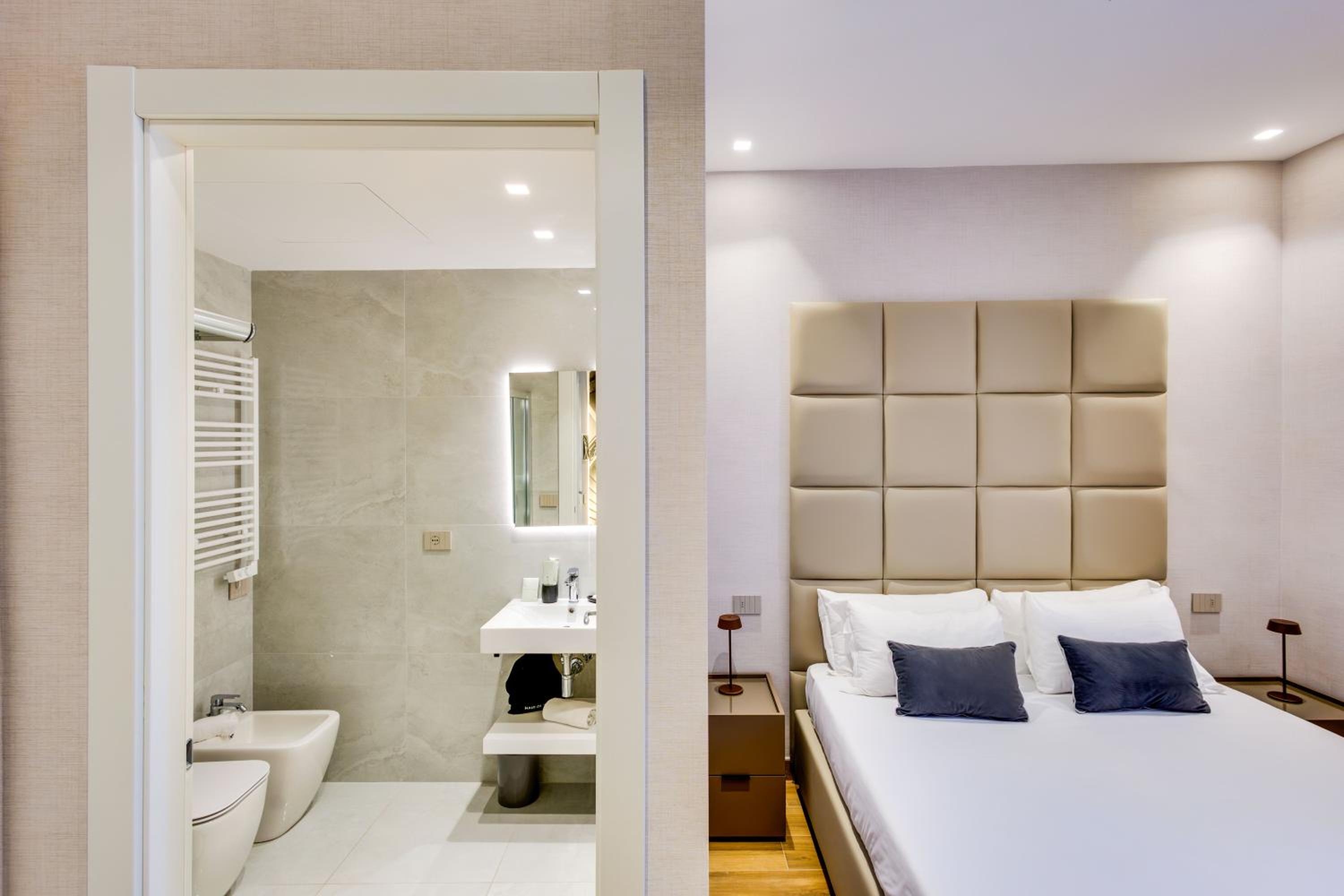 Deluxe Double Room with Balcony photo 2
