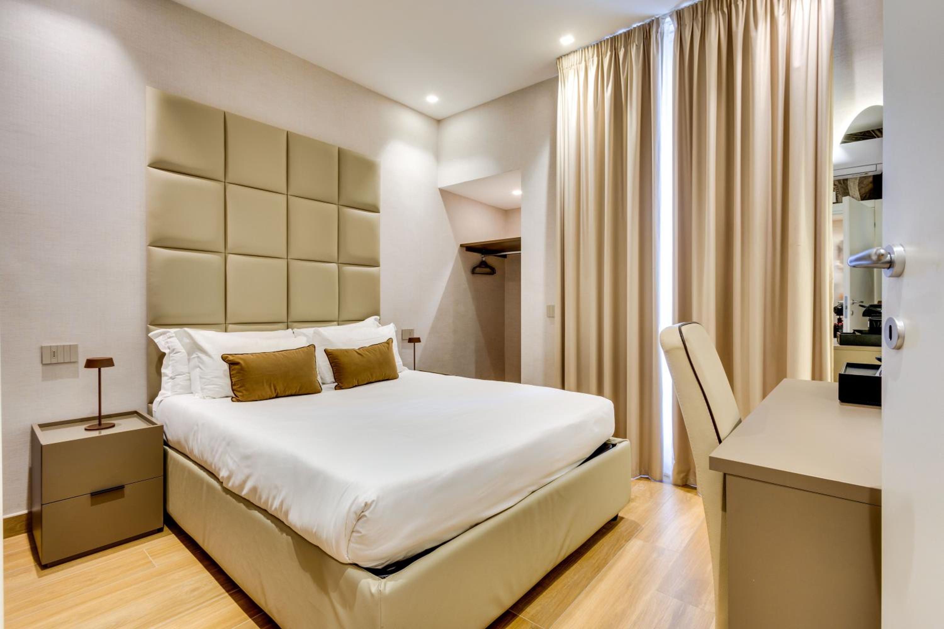Deluxe Double Room with Balcony photo 1