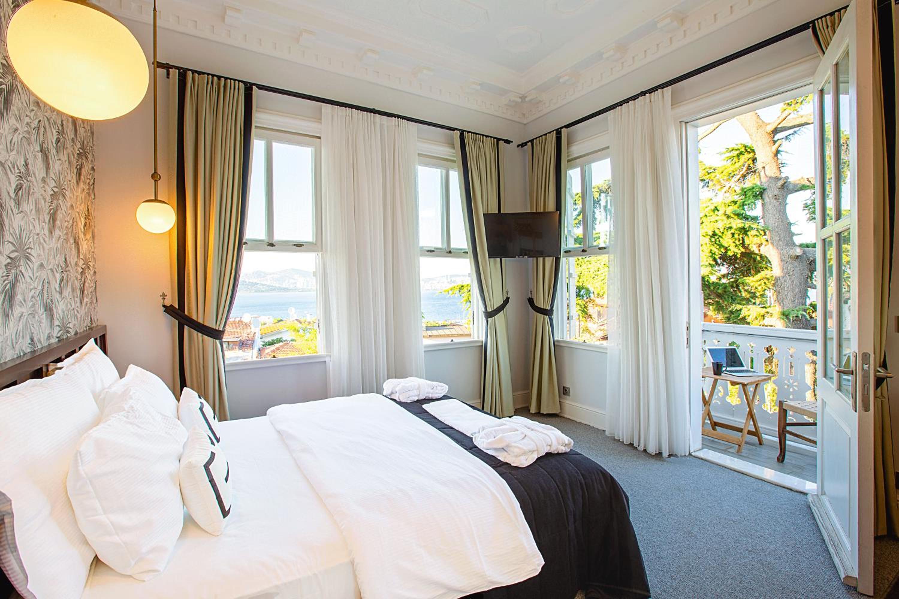 Deluxe Double Room with Balcony and Sea View