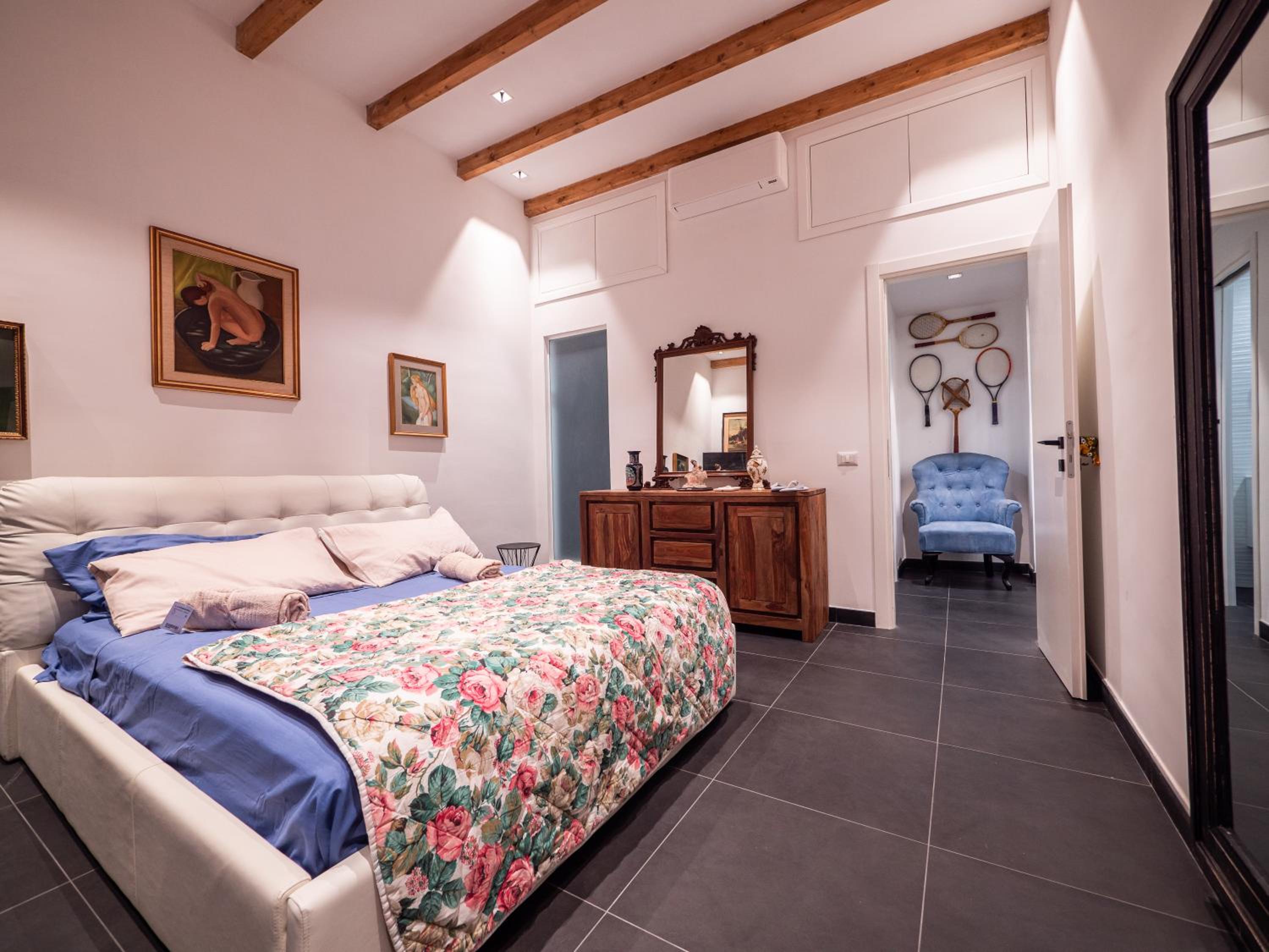 Deluxe One-Bedroom Apartment