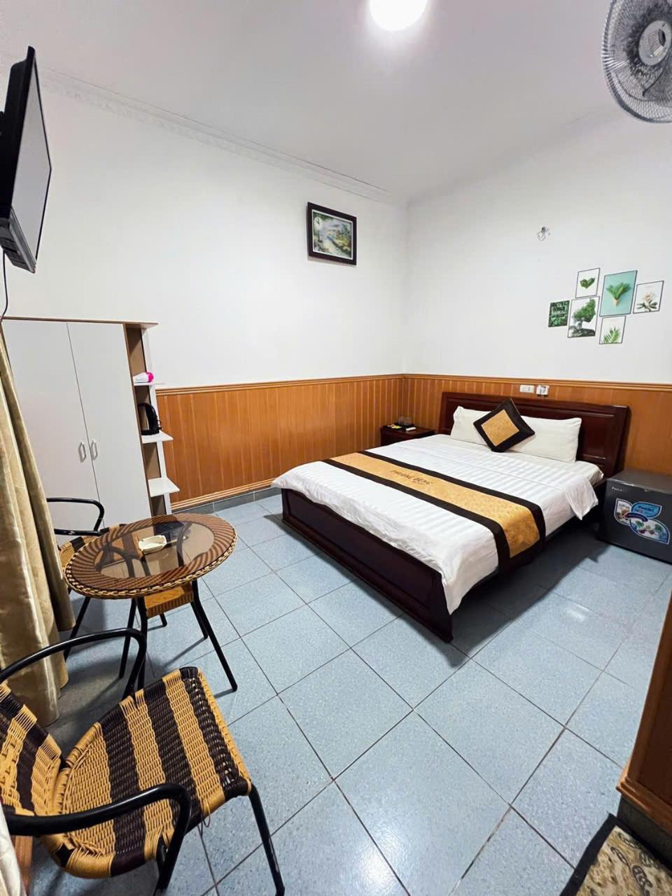 Queen Room photo 2