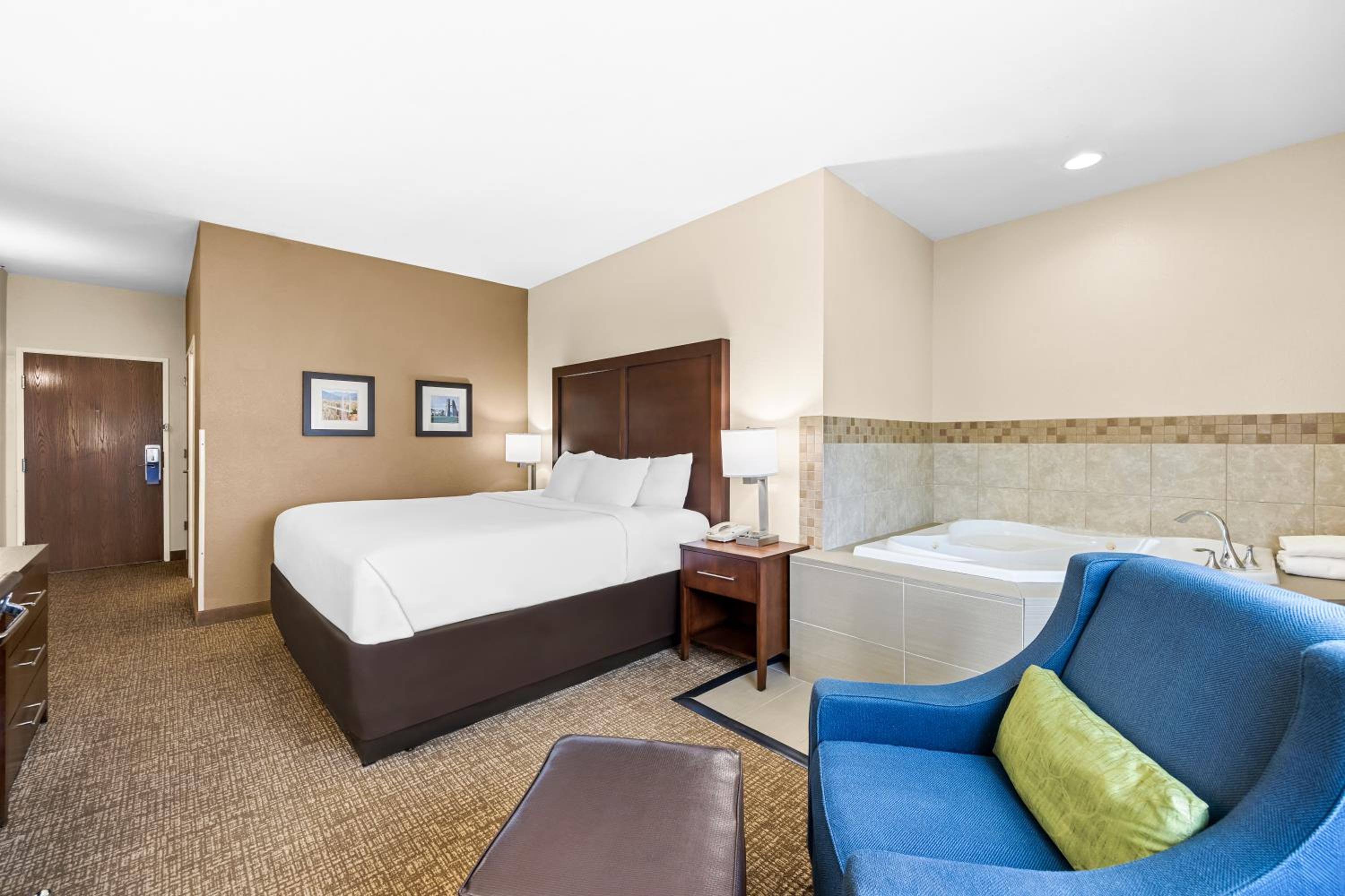 Suite with Spa Bath - Photo 2