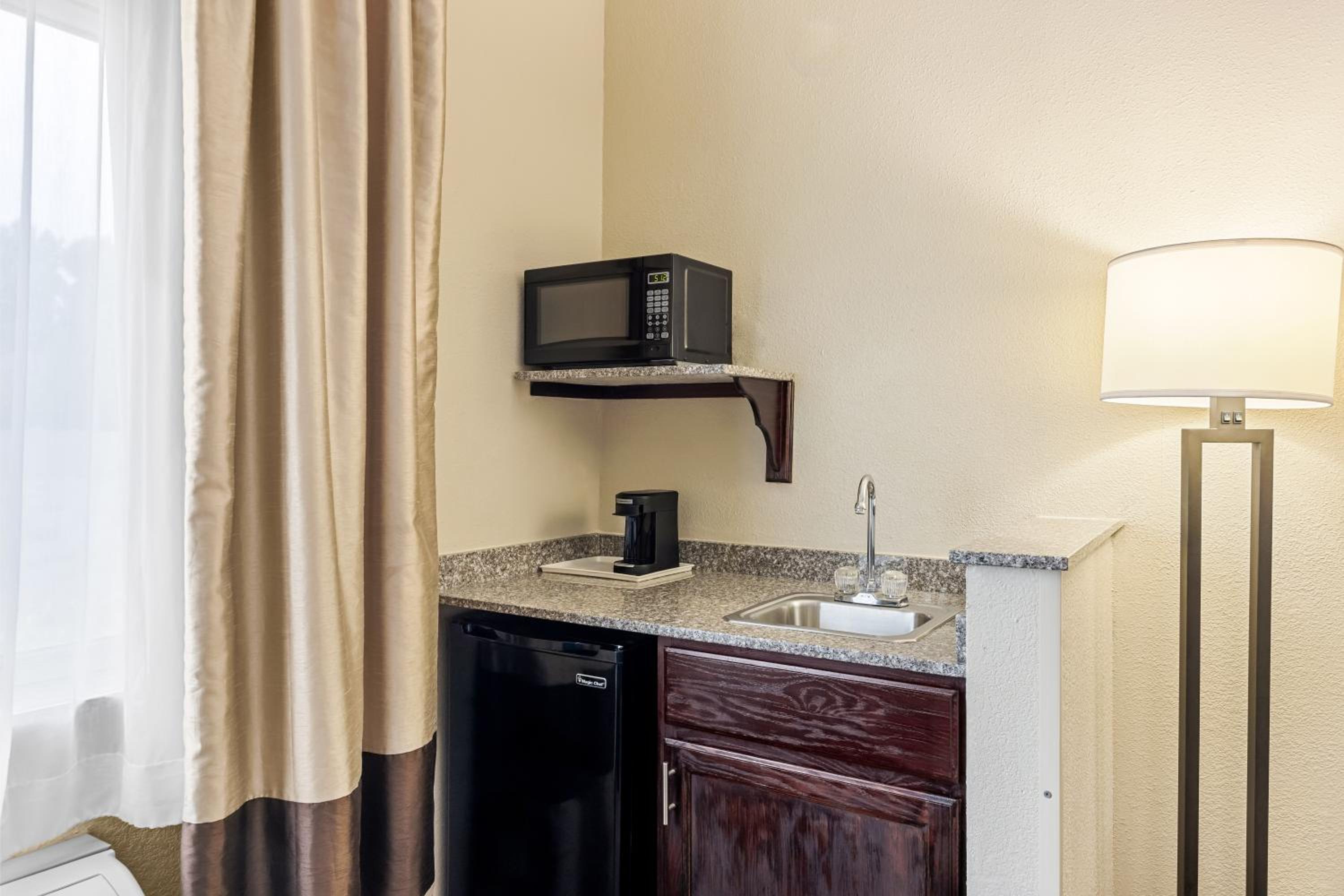 Suite with Spa Bath - Photo 3