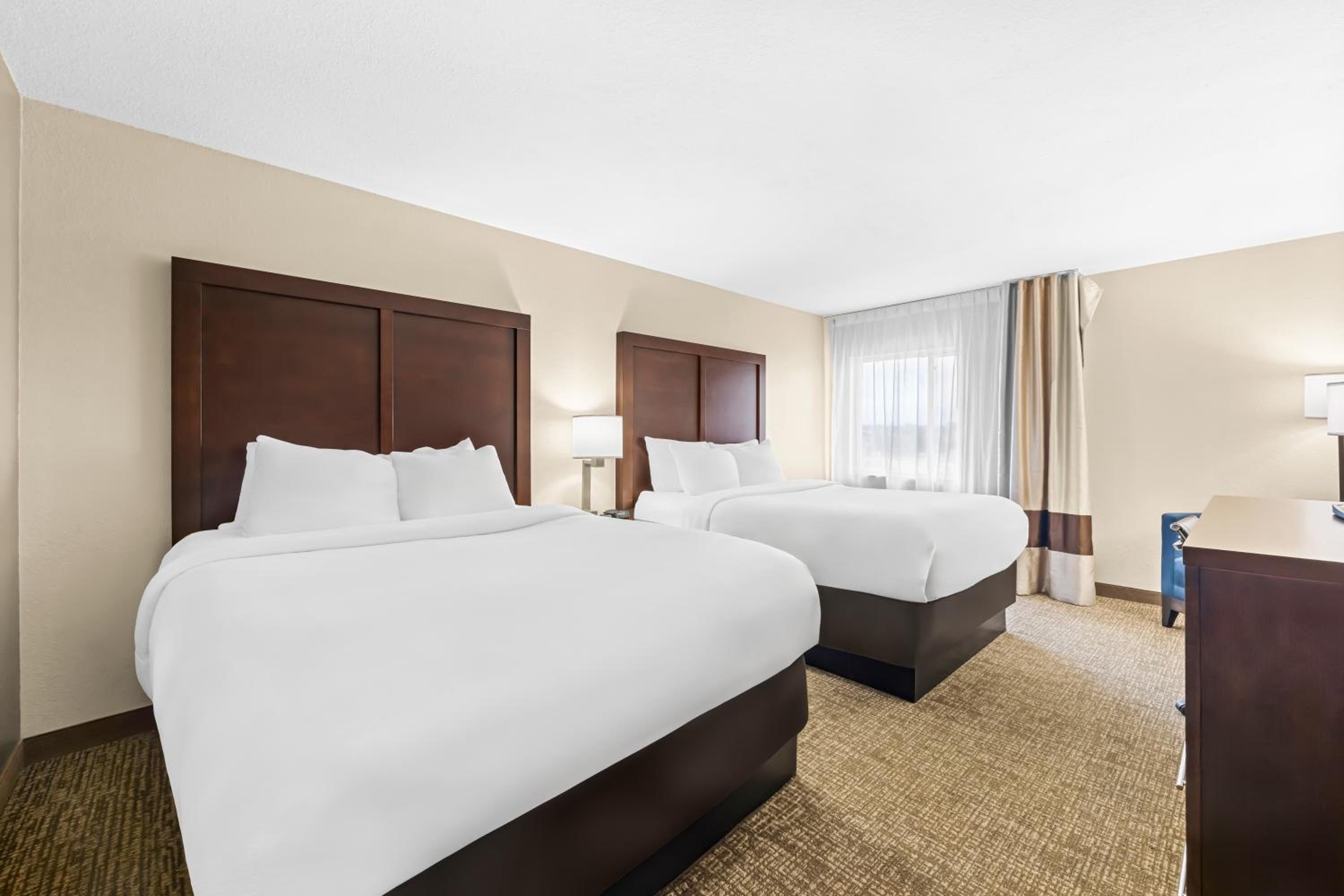 Queen Room with Two Queen Beds - Non Smoking/Pet Friendly - Photo 1