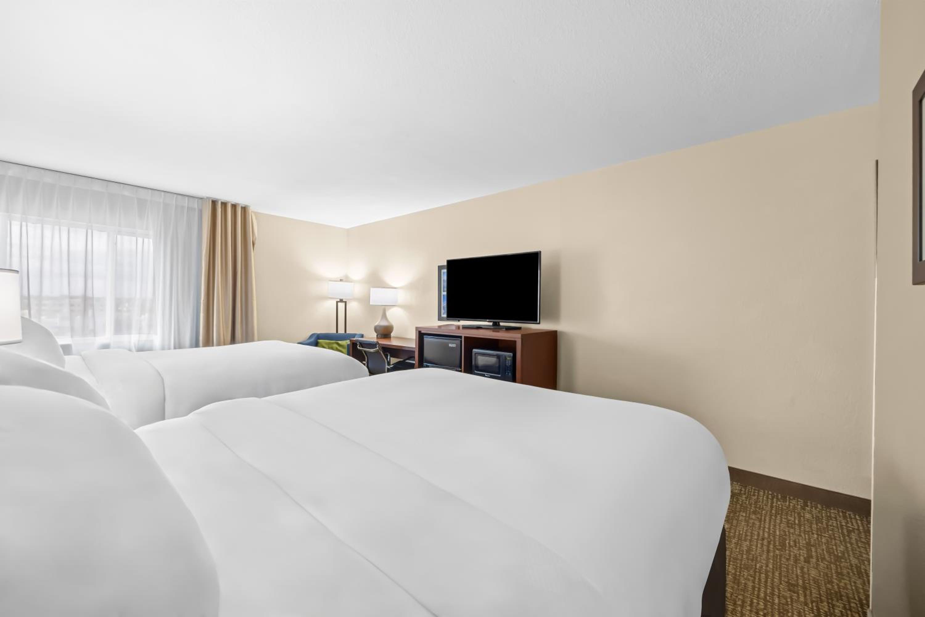 Queen Room with Two Queen Beds - Non Smoking/Pet Friendly - Photo 2