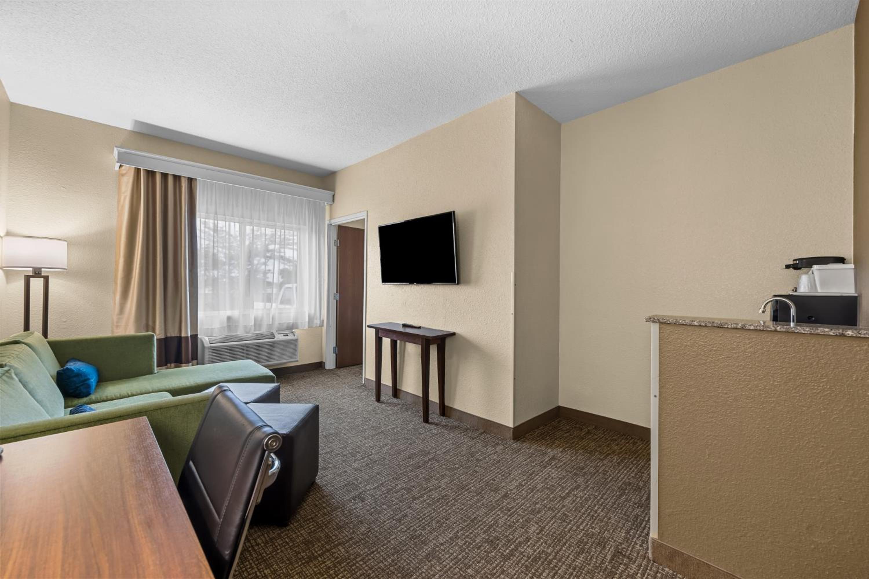 King Room with Tub - Disability Access/Non Smoking/Pet Friendly - Photo 1