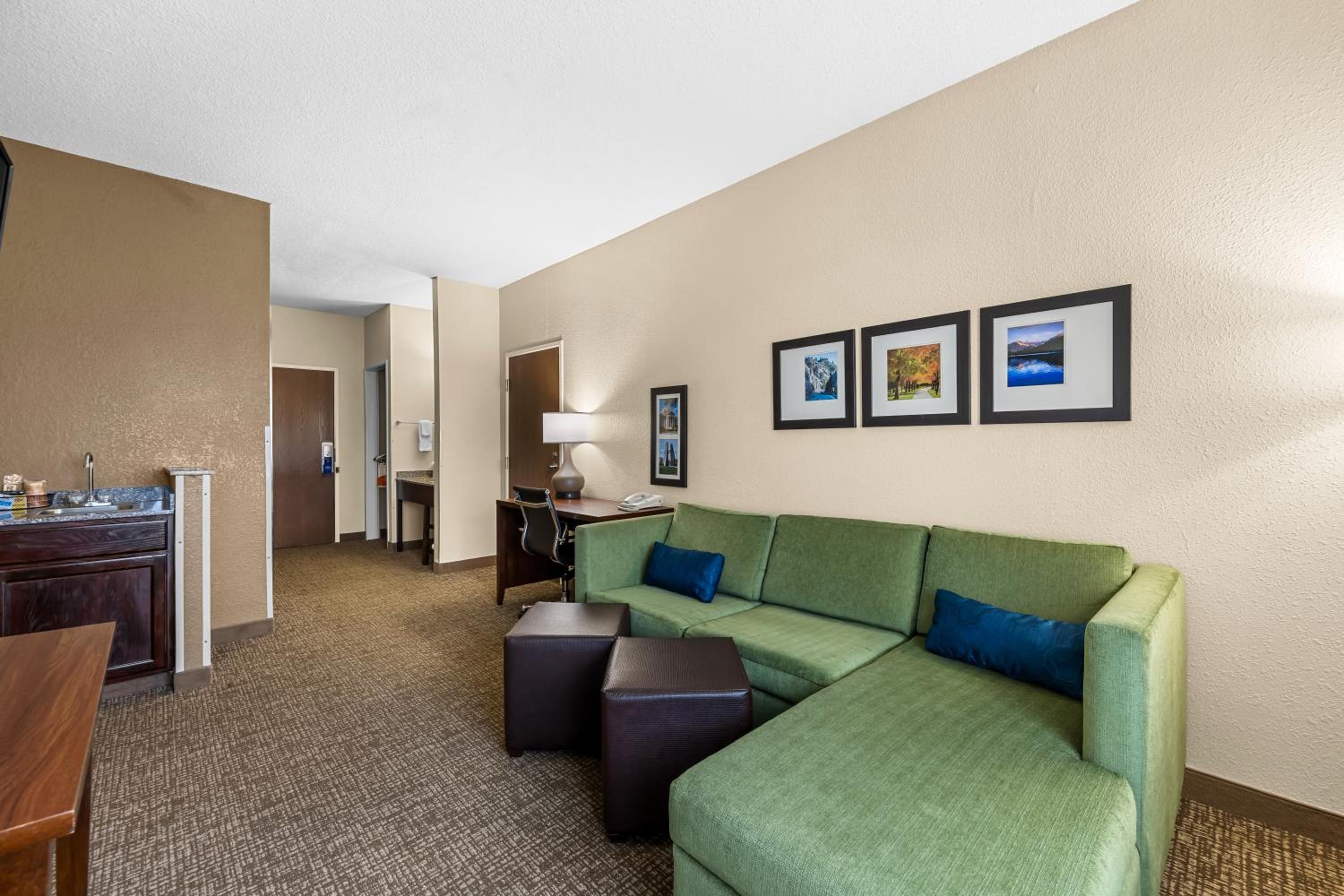 King Room with Tub - Disability Access/Non Smoking/Pet Friendly - Photo 3