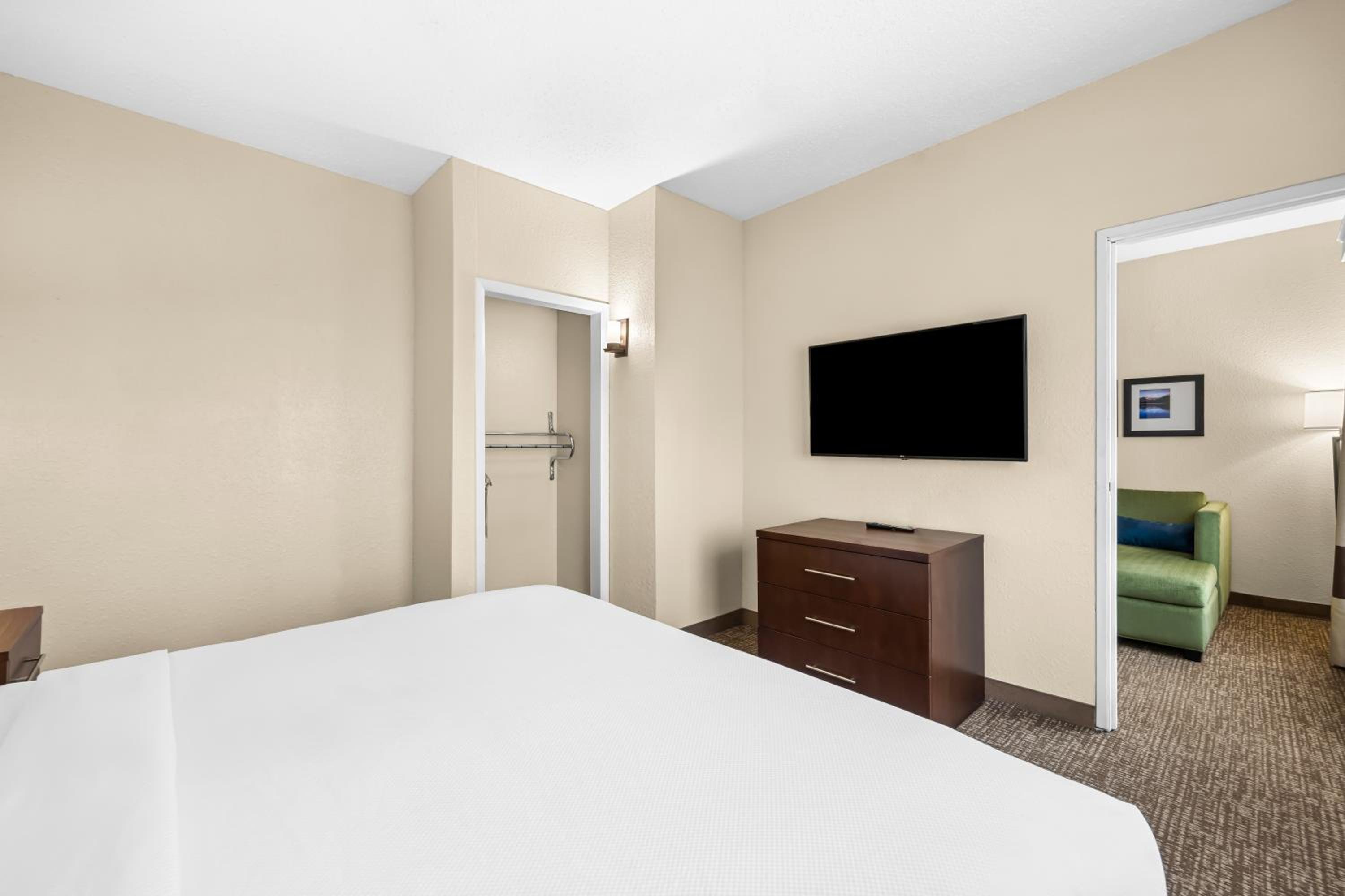 King Room with Tub - Disability Access/Non Smoking/Pet Friendly - Photo 2