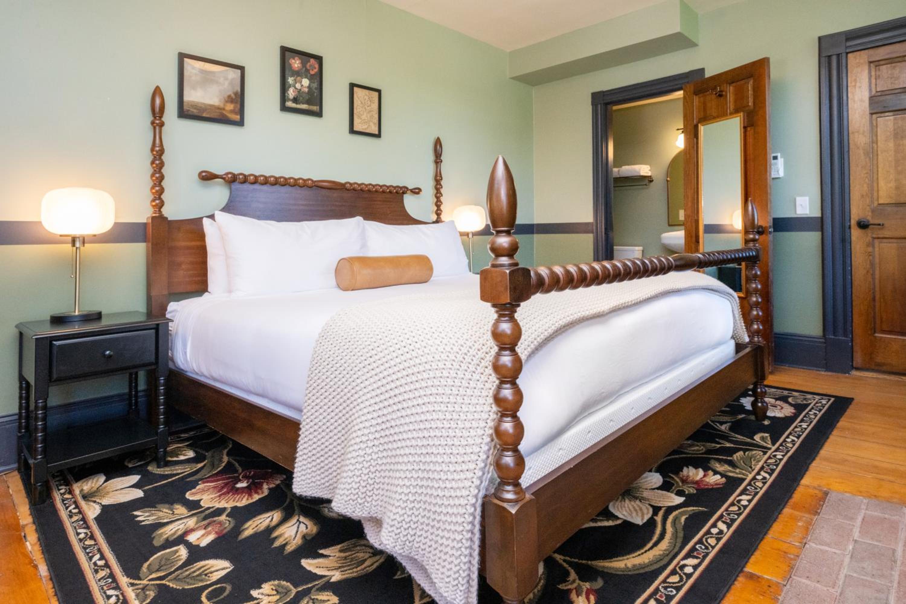 Constance Inn Standard King