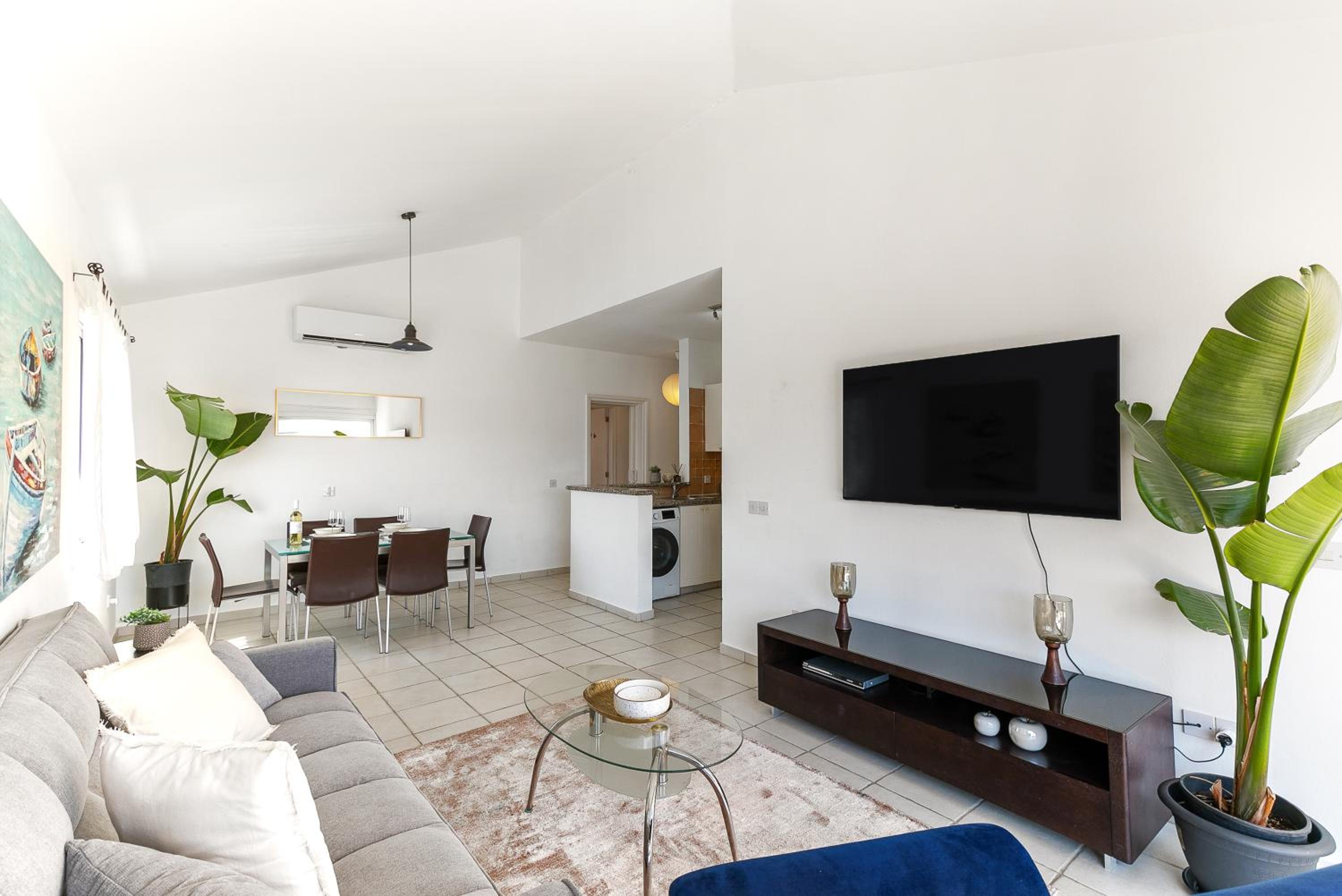 Two-Bedroom Apartment with Pool View photo 3