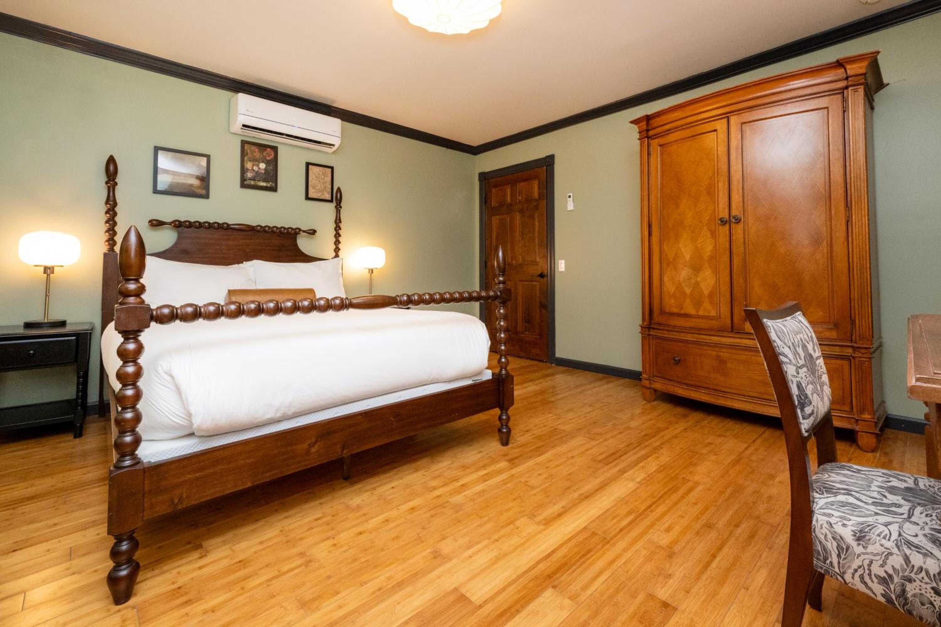 Constance Inn Accessible Queen