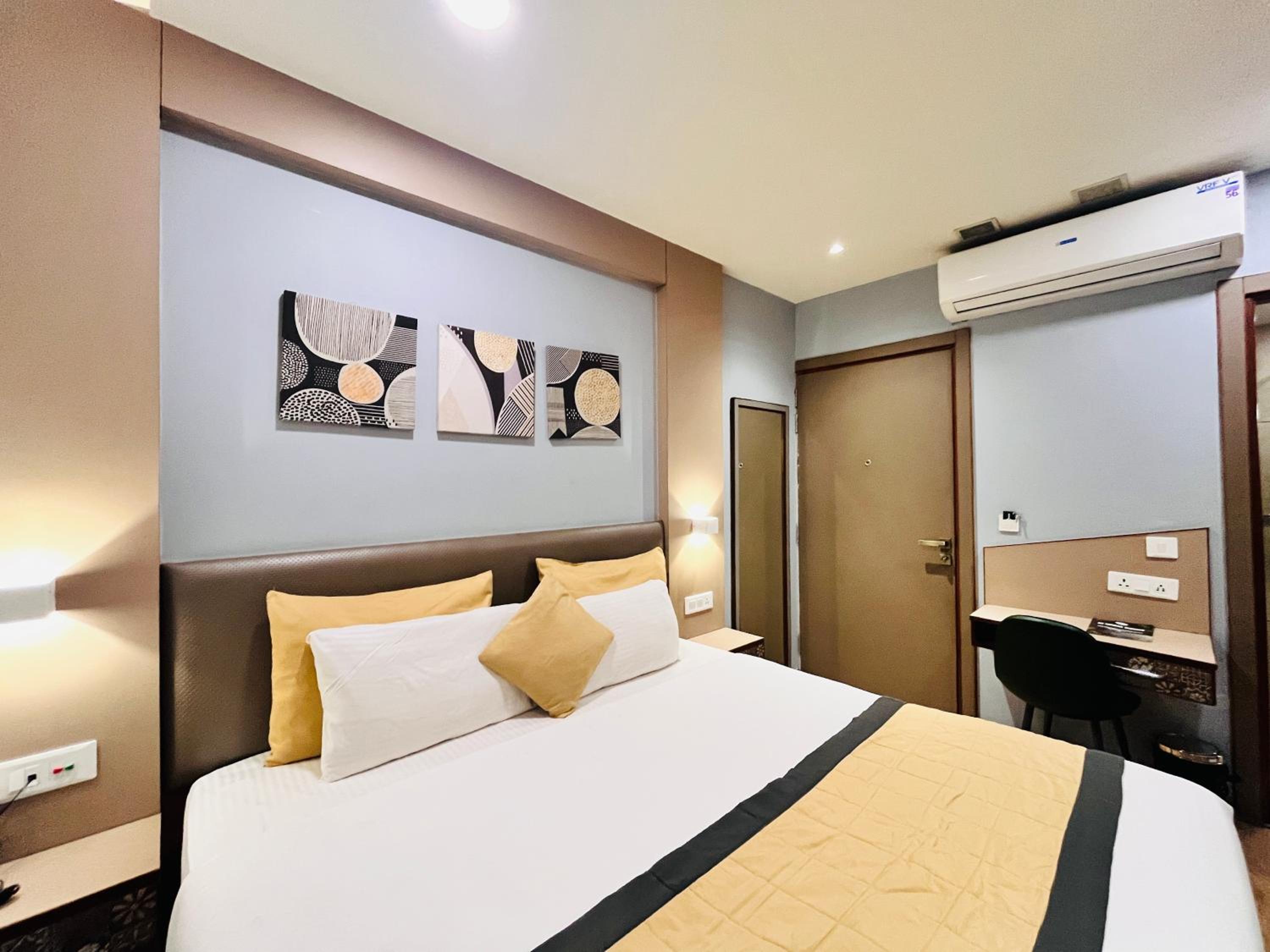 King Suite with Balcony - Photo 5