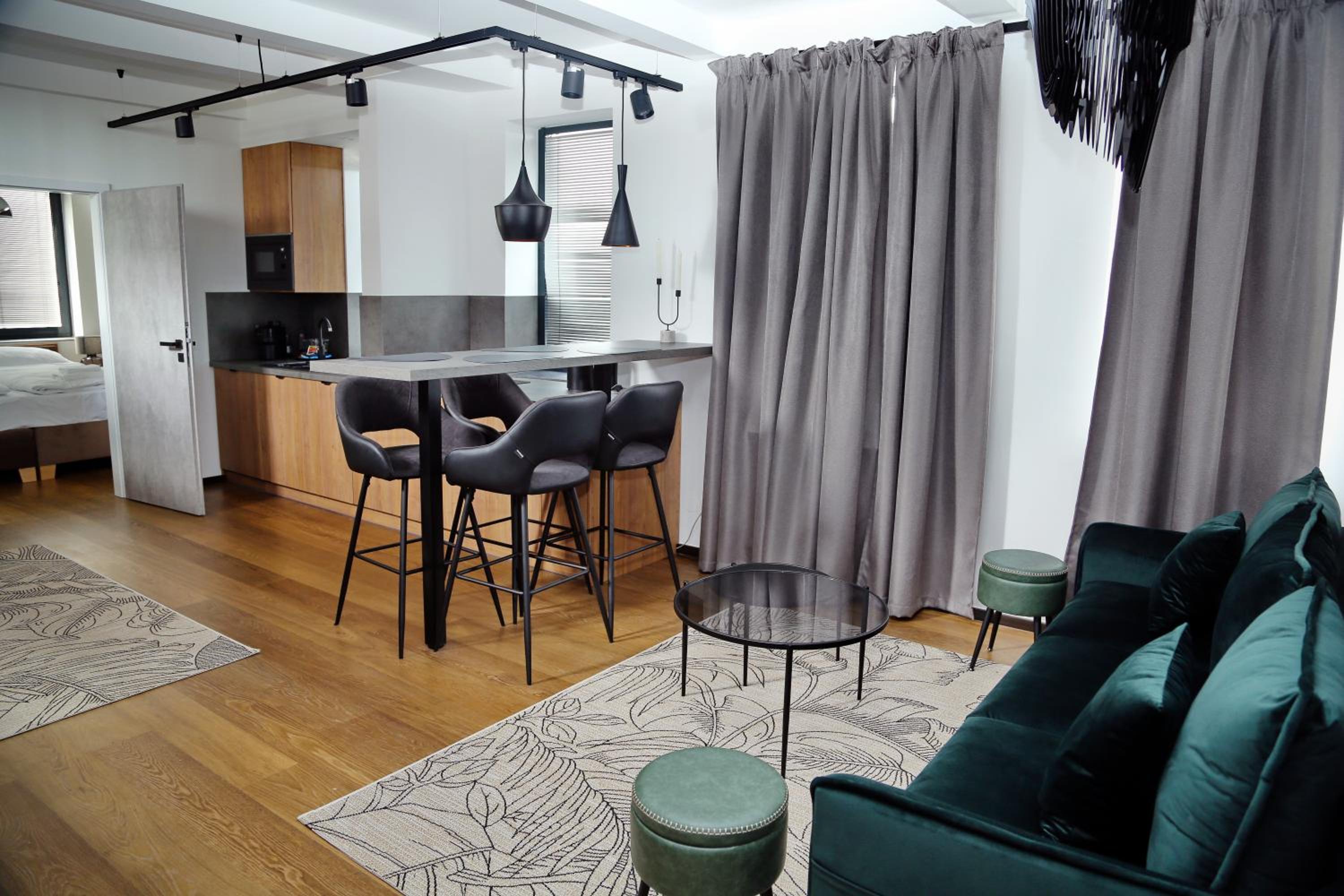 Studio - Split Level - Photo 1