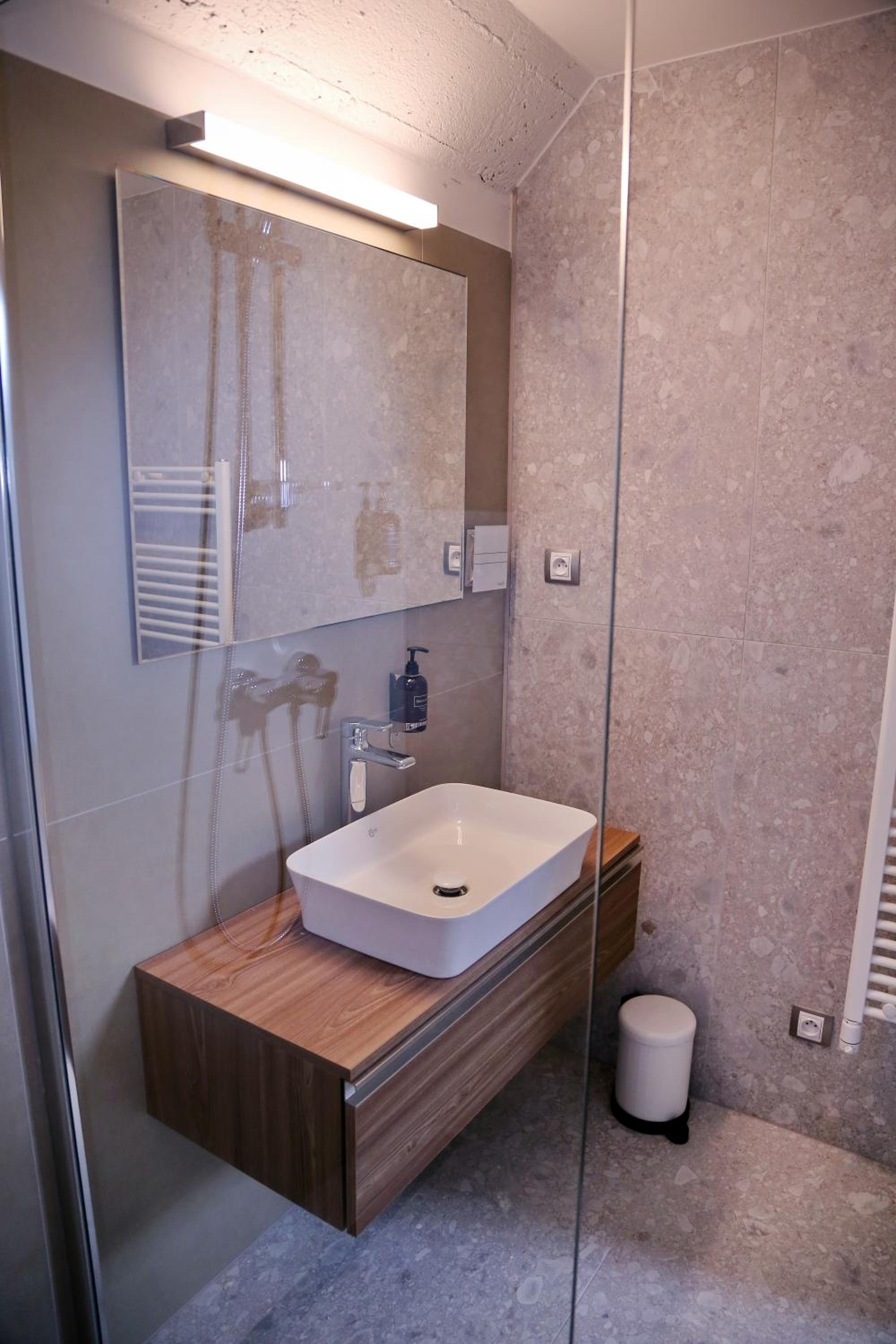 Studio - Split Level - Photo 2