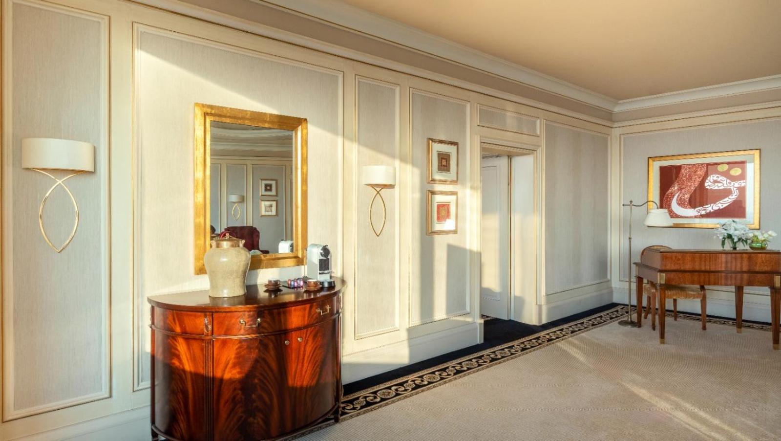 Silver Royal Suite