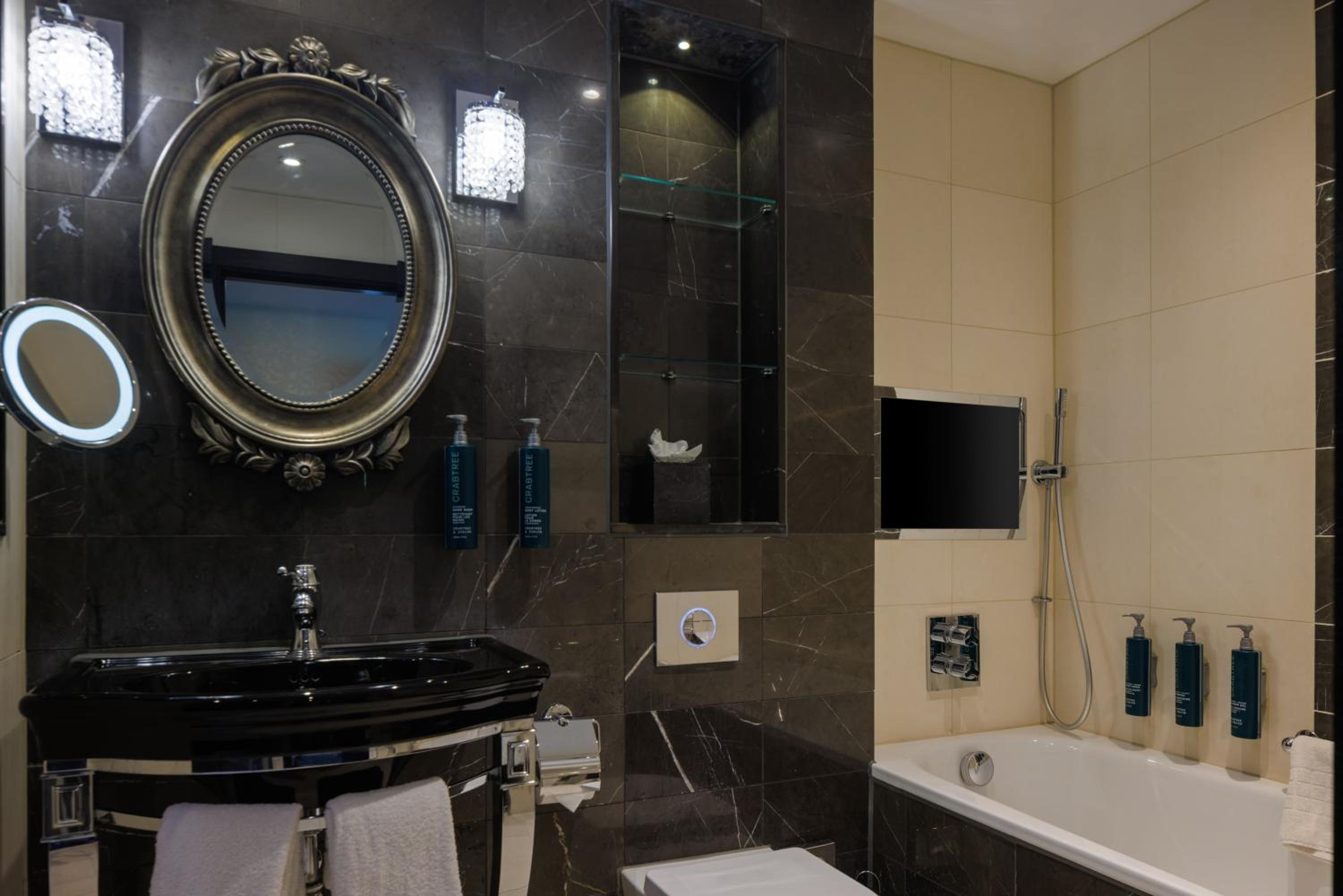 Deluxe King Room - Photo 8
