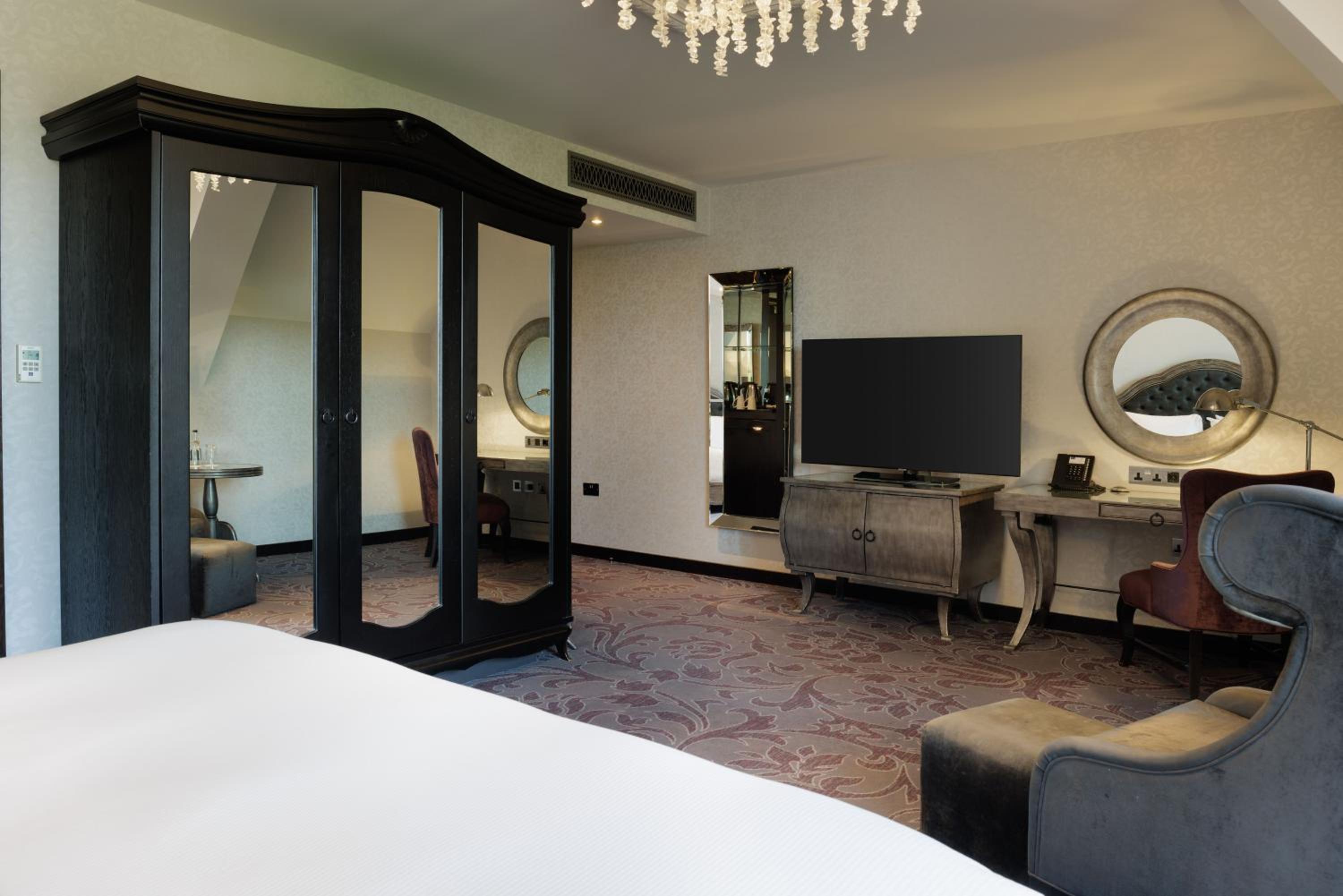 Deluxe King Room - Photo 7