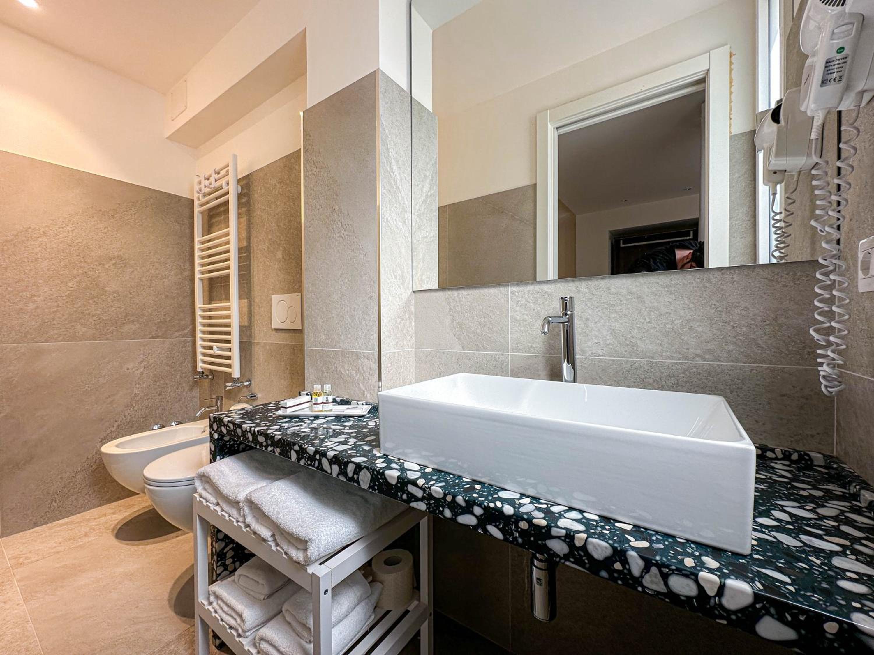 Quadruple Room - Photo 18