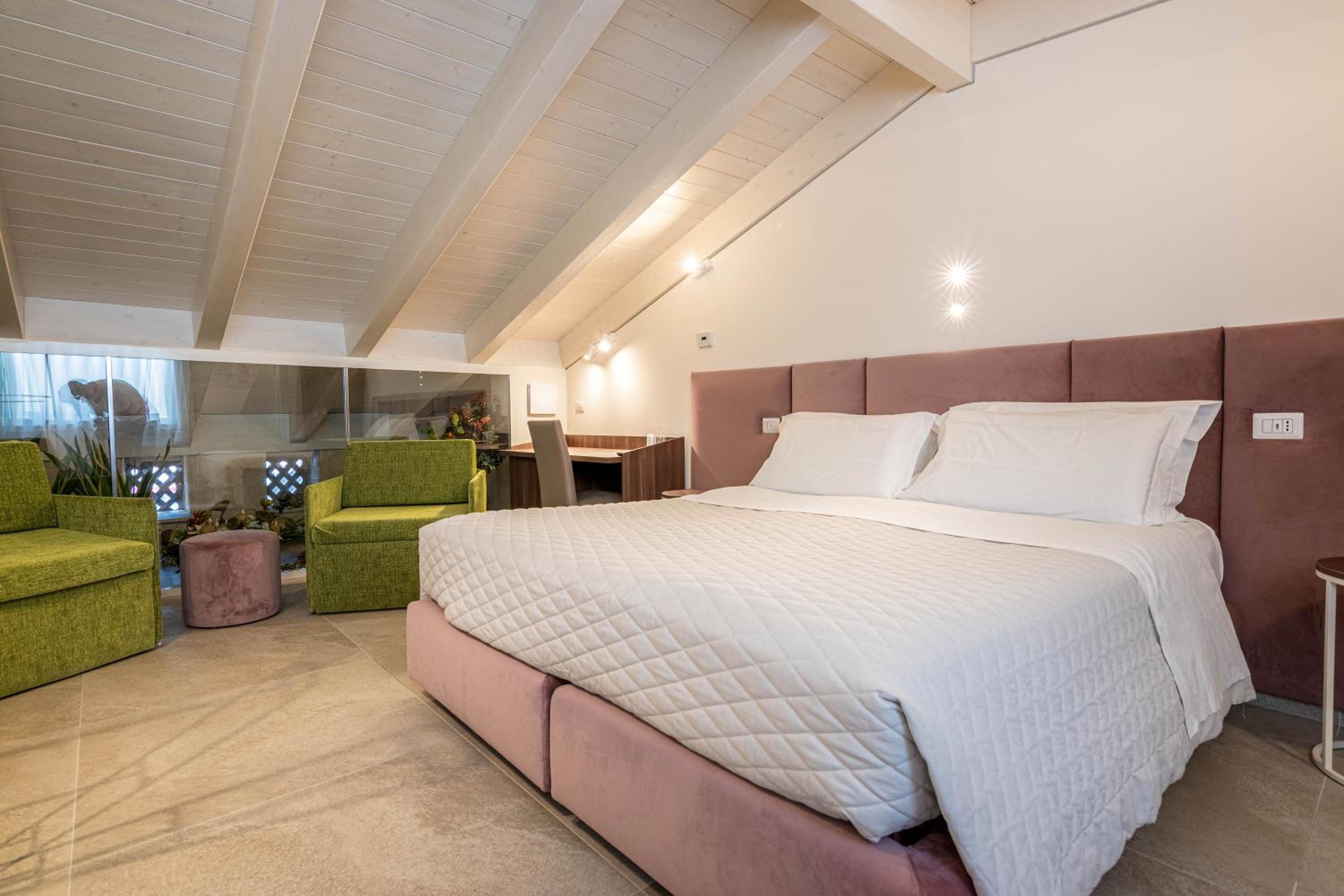 Quadruple Room - Photo 8