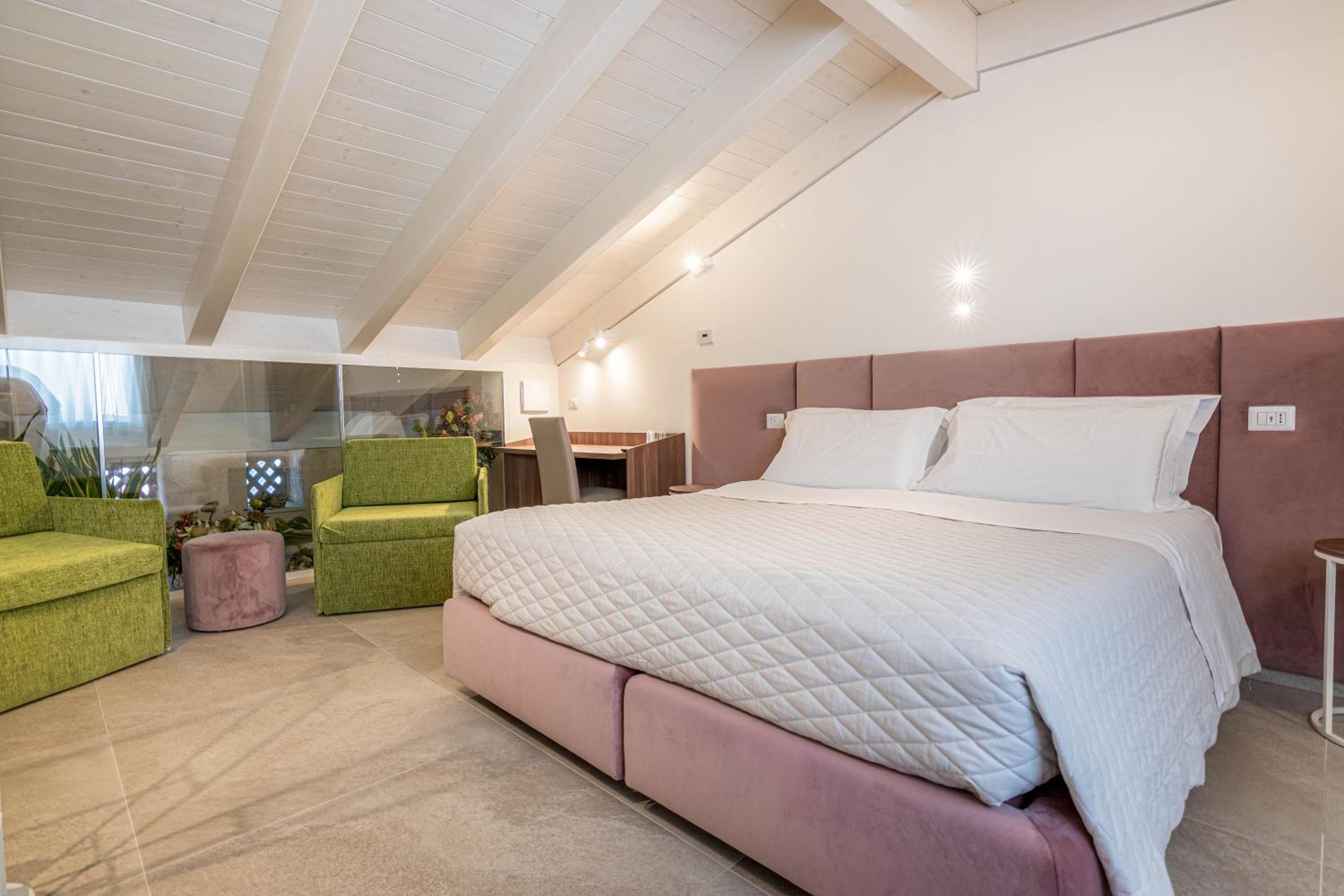 Quadruple Room - Photo 23