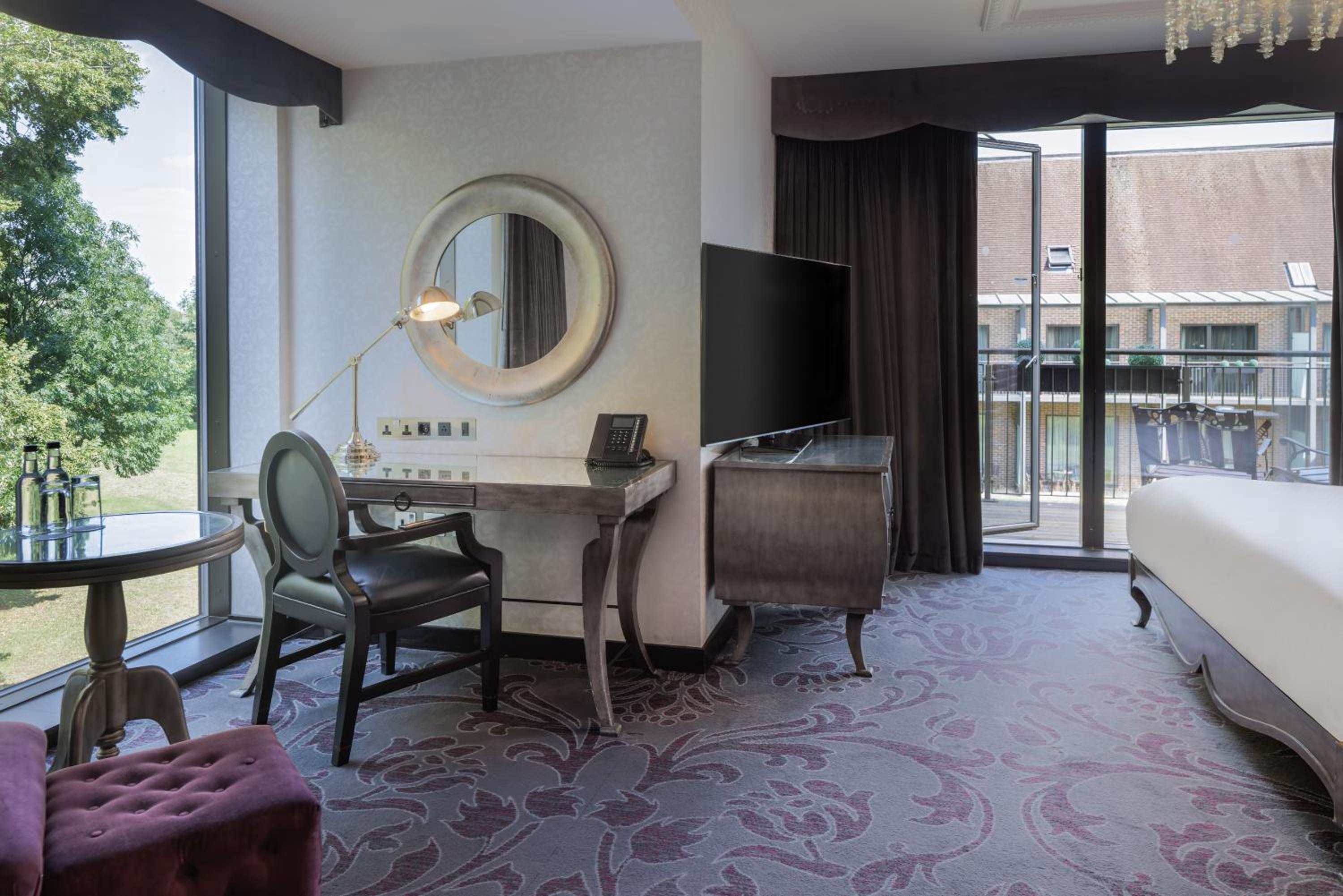 Deluxe Corner King Room - Photo 7