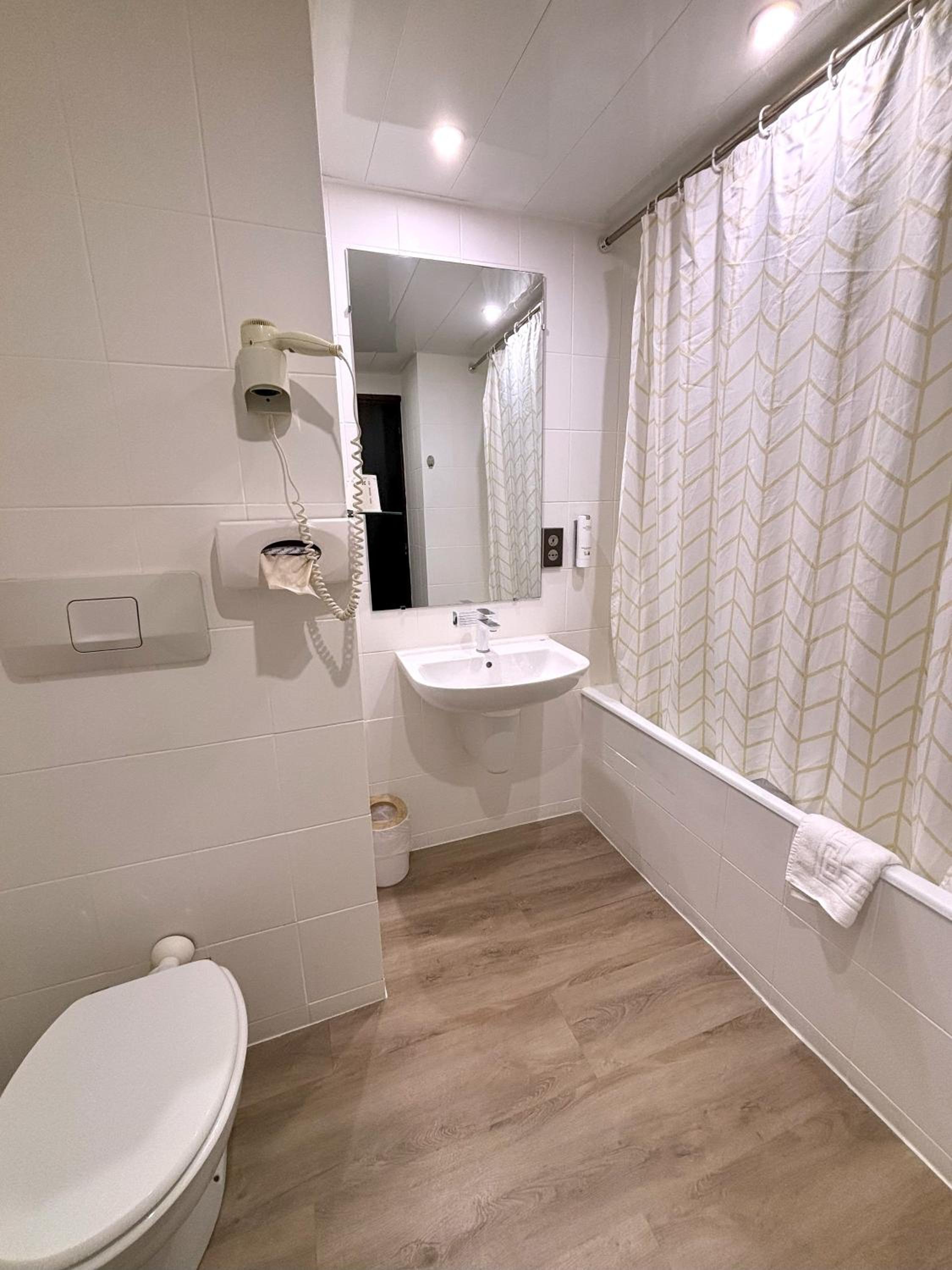 Superior King Room - Photo 10