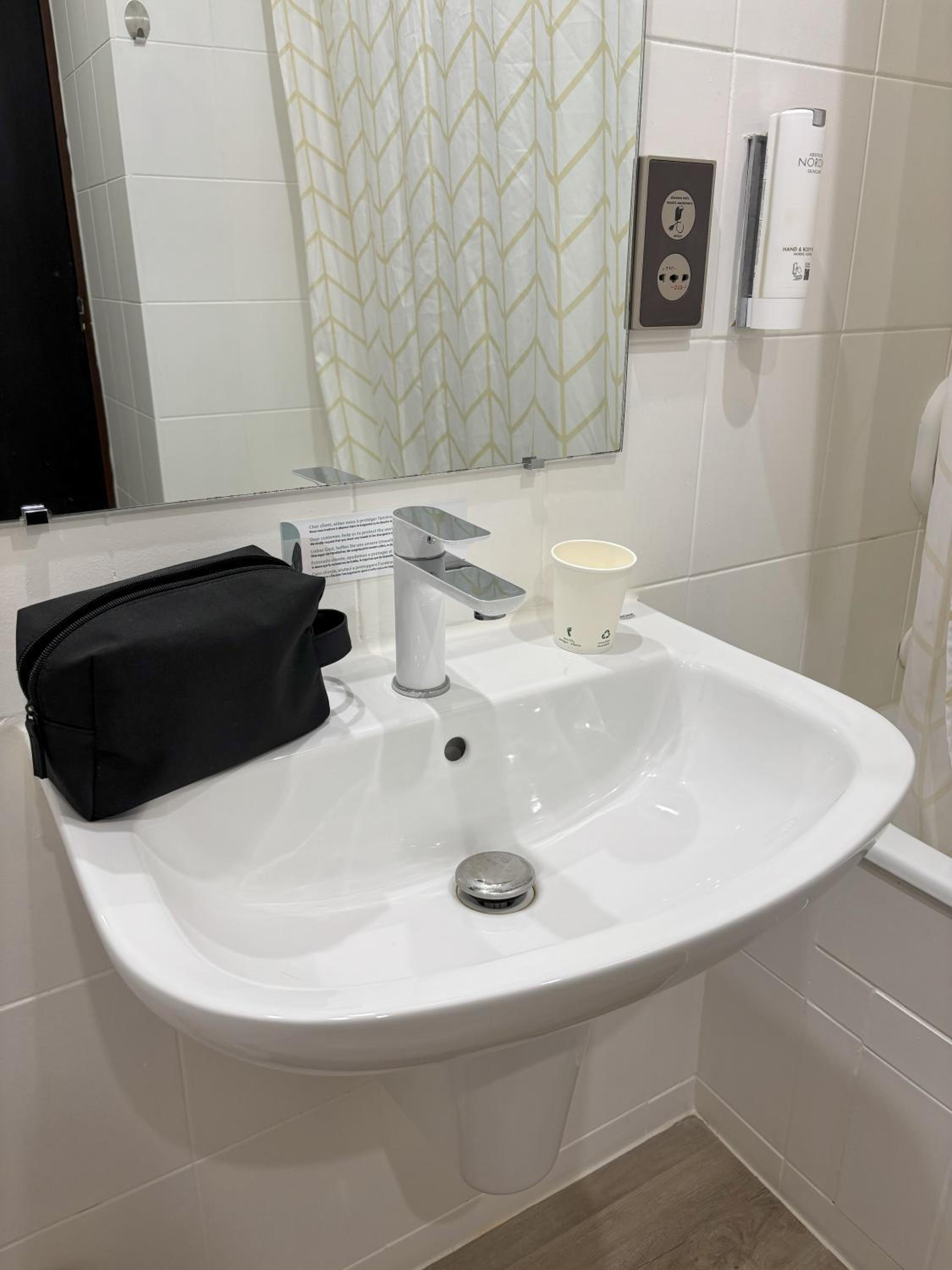 Standard Twin Room - Photo 4