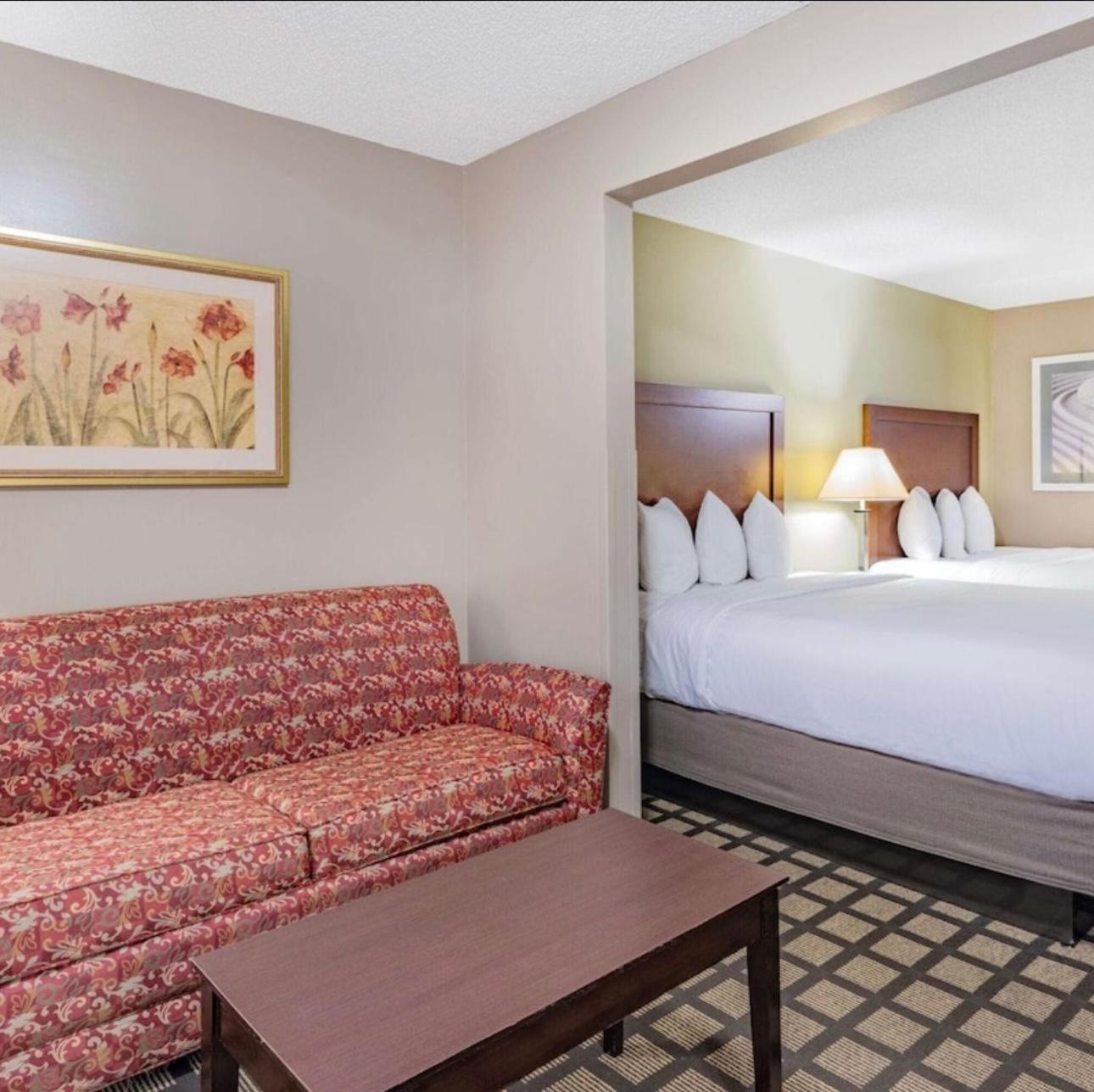 Studio Suite with Two Queen Beds - Non-Smoking - Photo 4