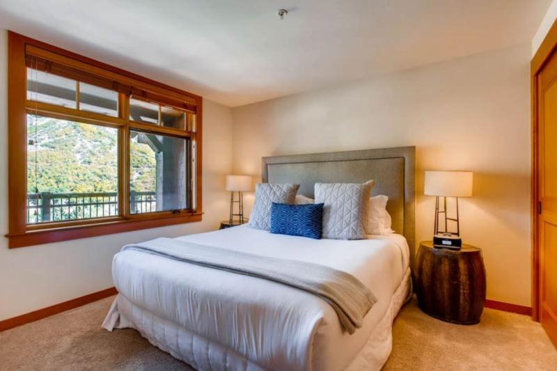 One-Bedroom Apartment with Balcony and Mountain View   photo 2