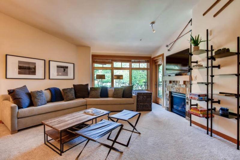 One-Bedroom Apartment with Balcony and Mountain View   photo 1