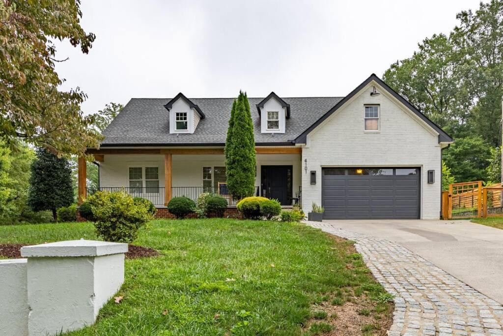 Six-Bedroom House photo 2