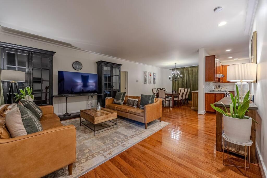 Six-Bedroom House photo 1