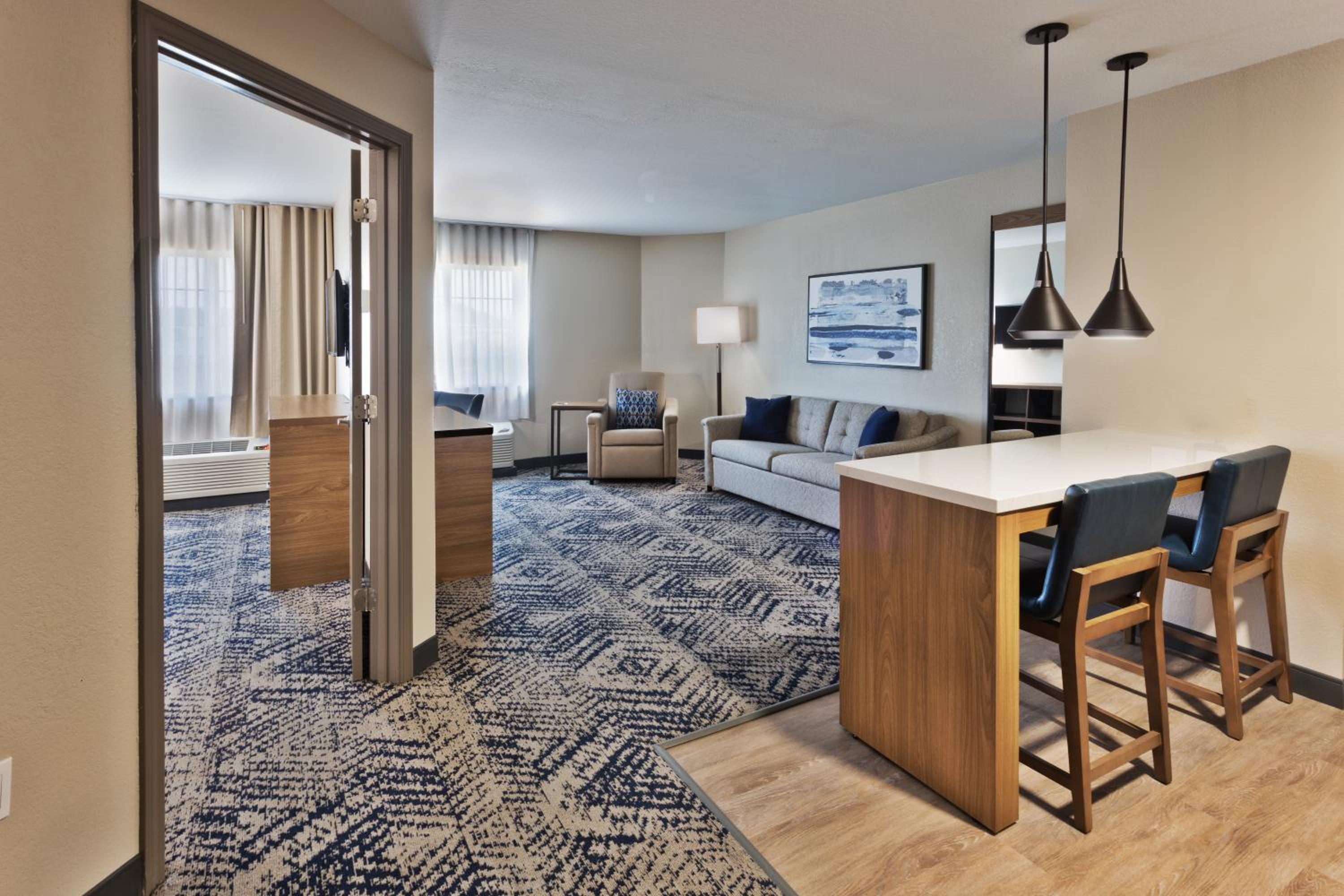 One-Bedroom Queen Suite - Non-Smoking - Photo 1
