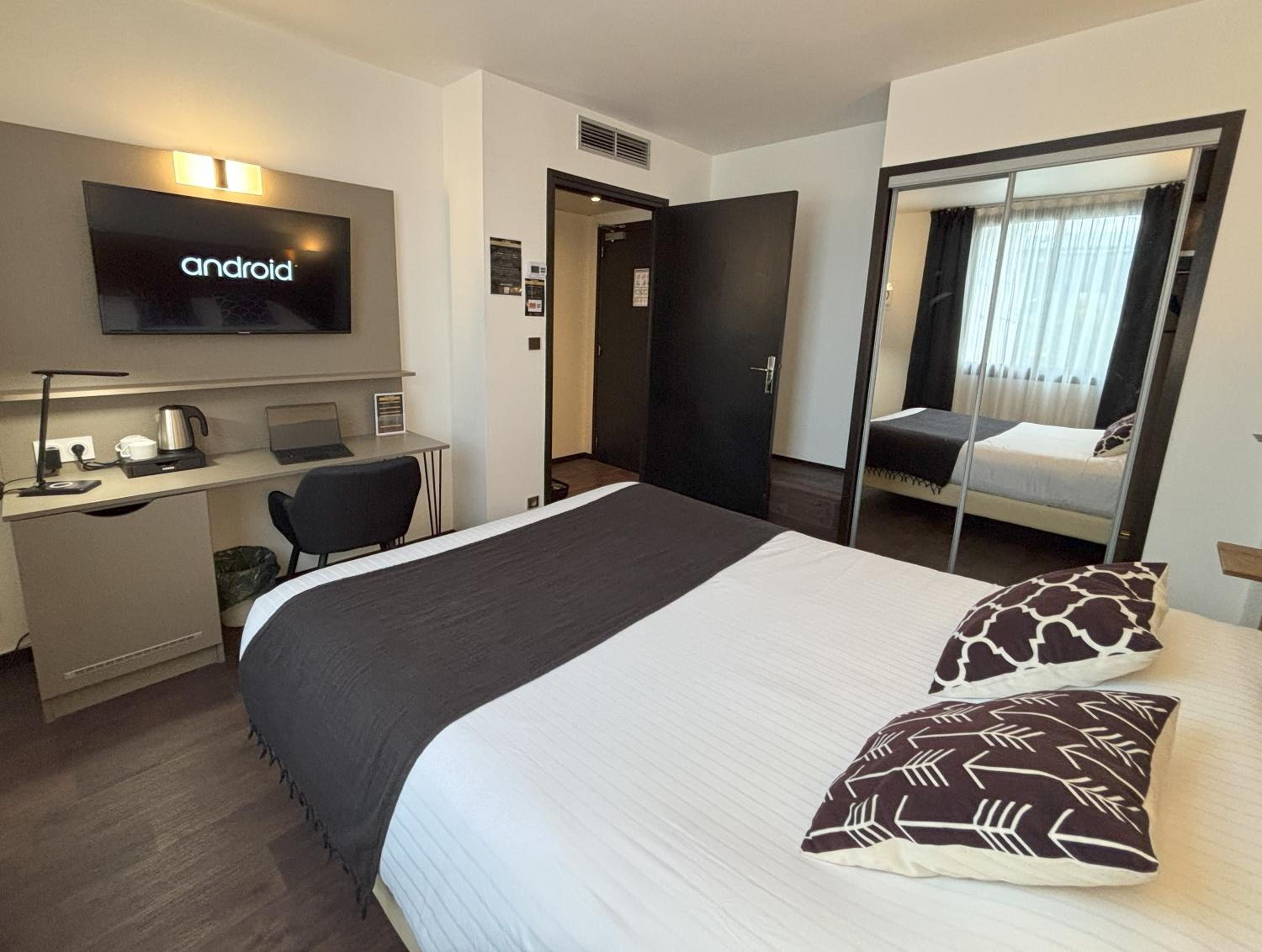 Standard Queen Room - Photo 9