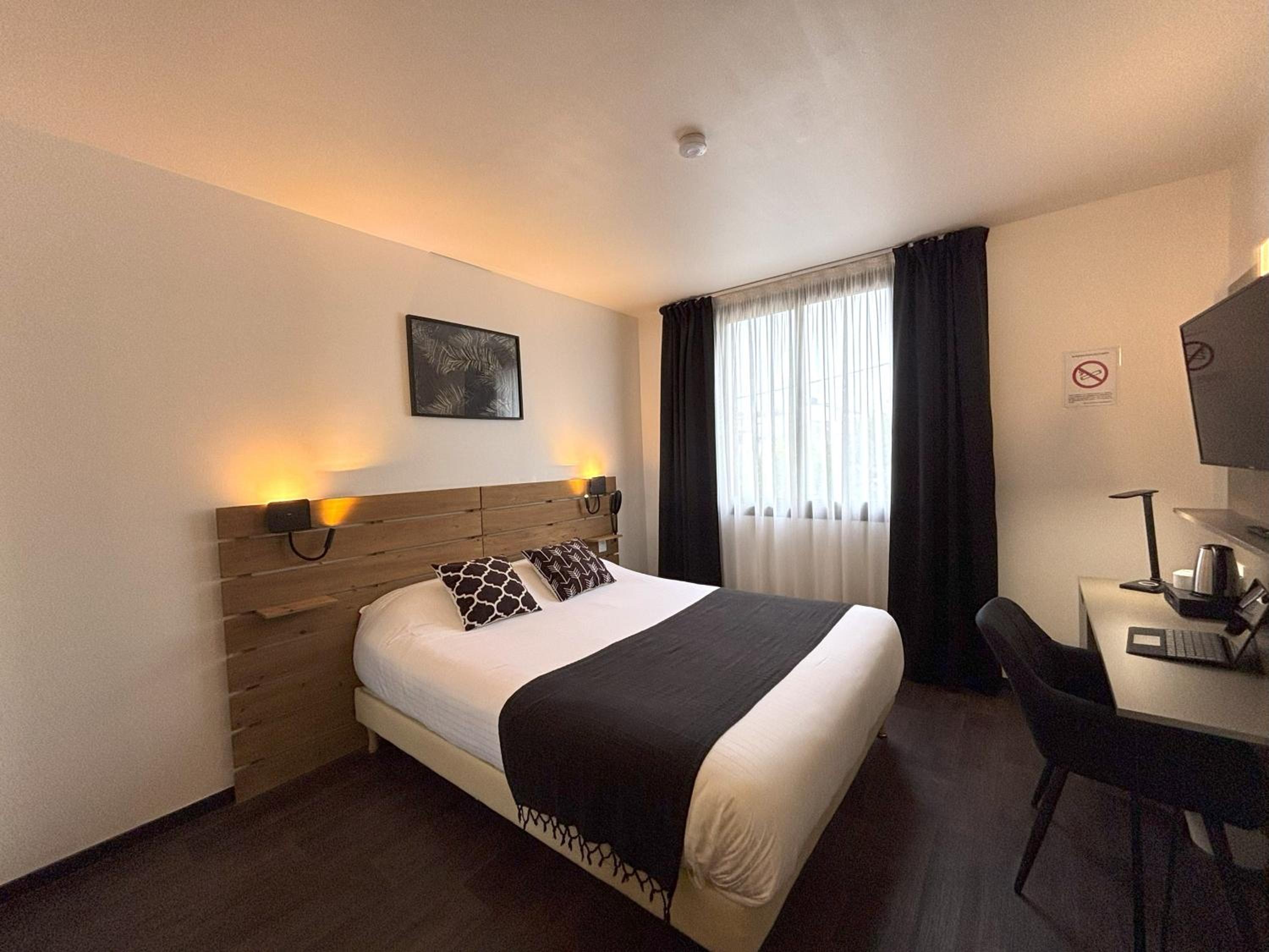 Standard Queen Room - Photo 8