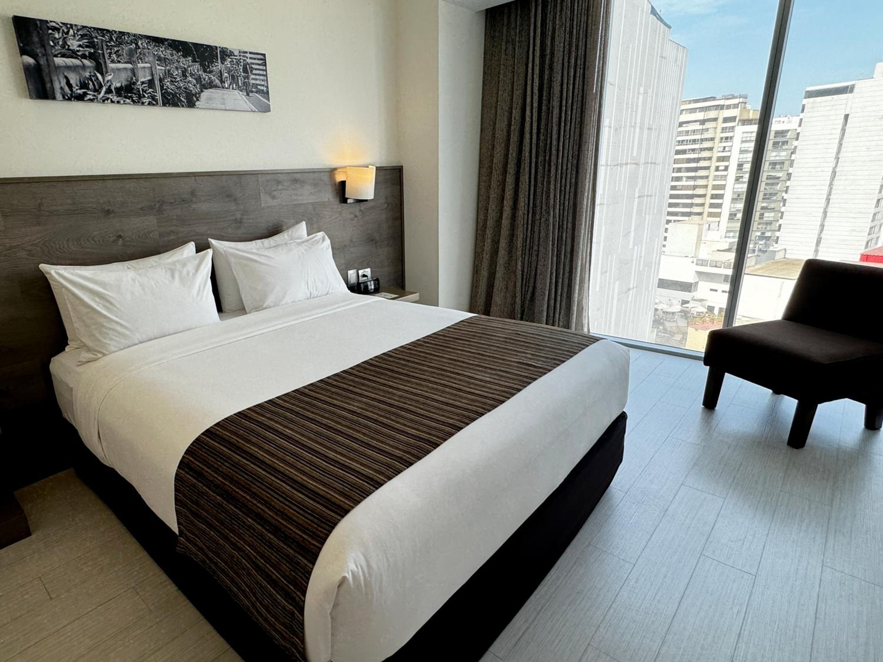 Junior Queen Suite - Disability Access photo 1