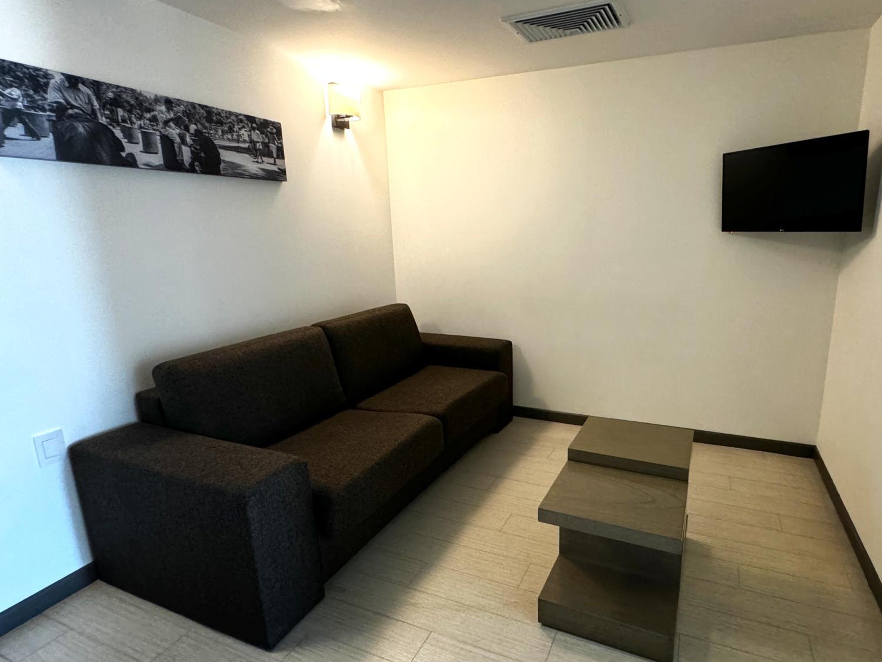 Junior Queen Suite - Disability Access photo 2