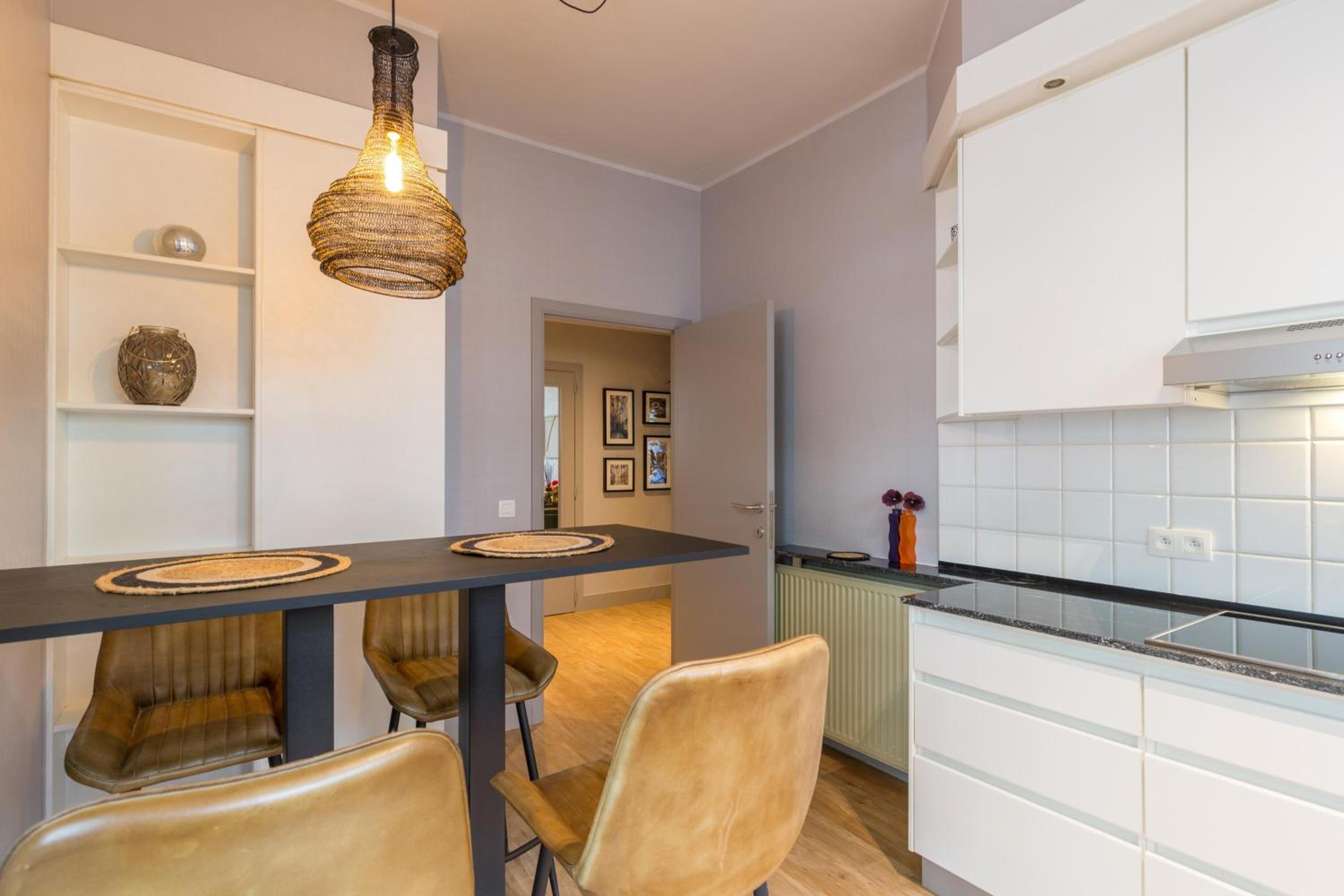 4-Bedroom Apartment 1 King Bed 3 Double Beds thumbnail 5