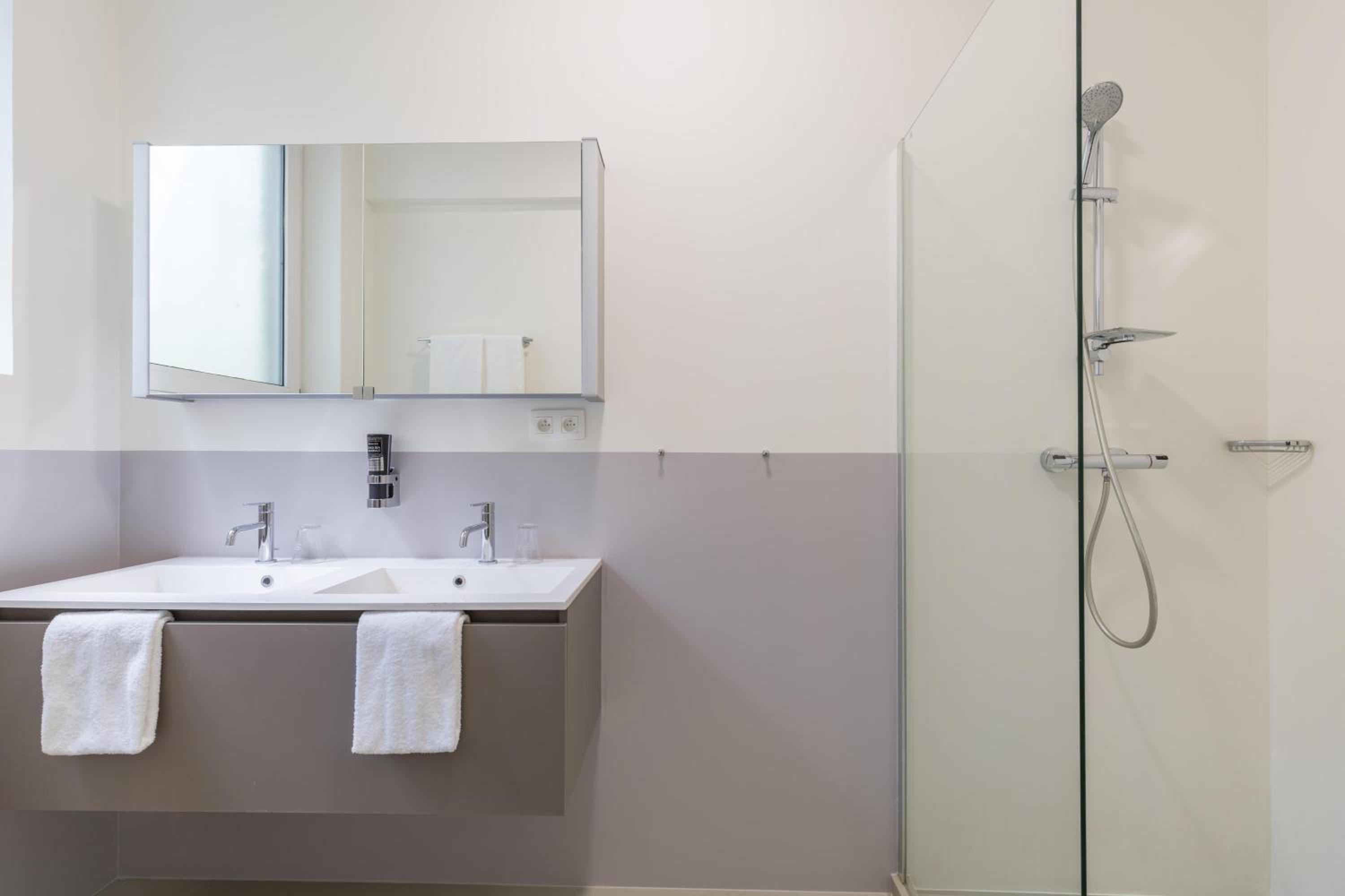 4-Bedroom Apartment 1 King Bed 3 Double Beds