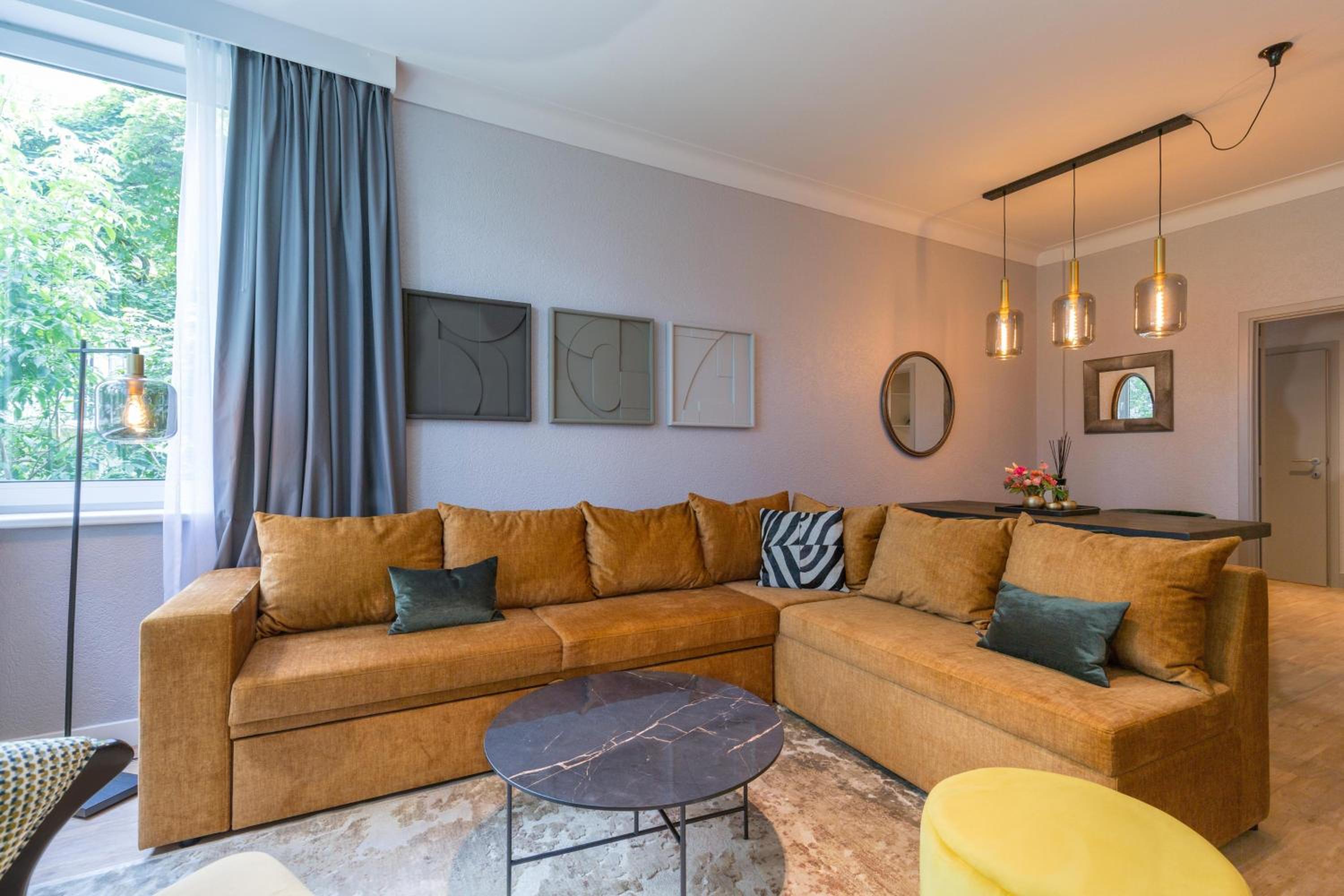 4-Bedroom Apartment 1 King Bed 3 Double Beds thumbnail 5
