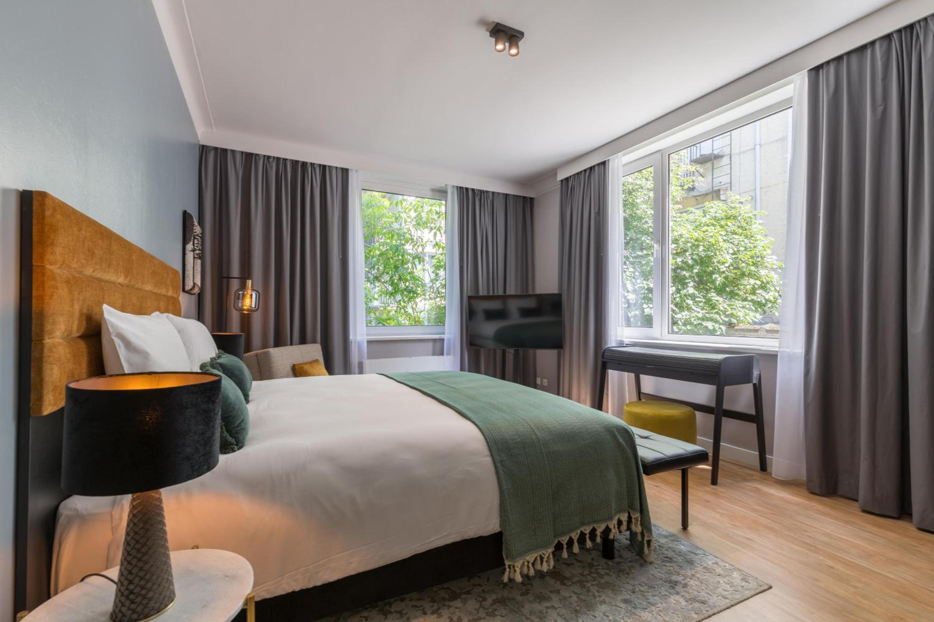 4-Bedroom Apartment 1 King Bed 3 Double Beds thumbnail 6