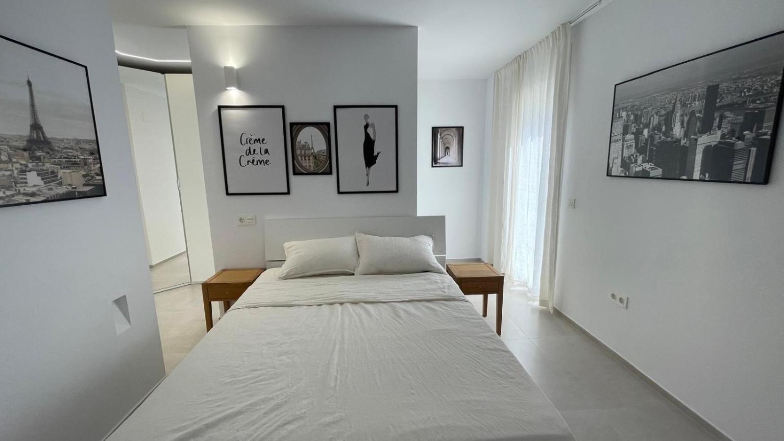 Apartamento de dos habitaciones con balcón y vista al mar