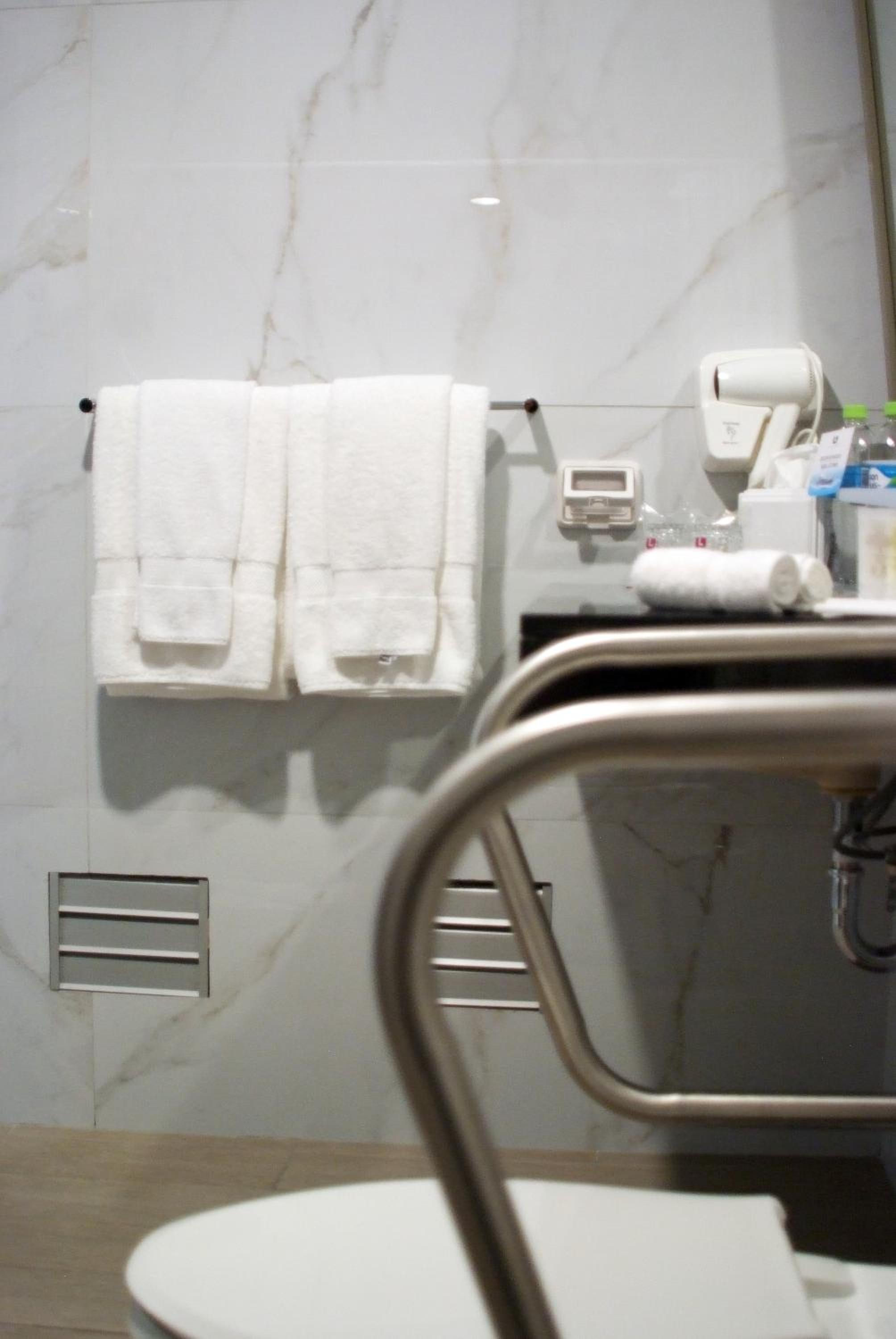 Junior Queen Suite - Disability Access photo 3