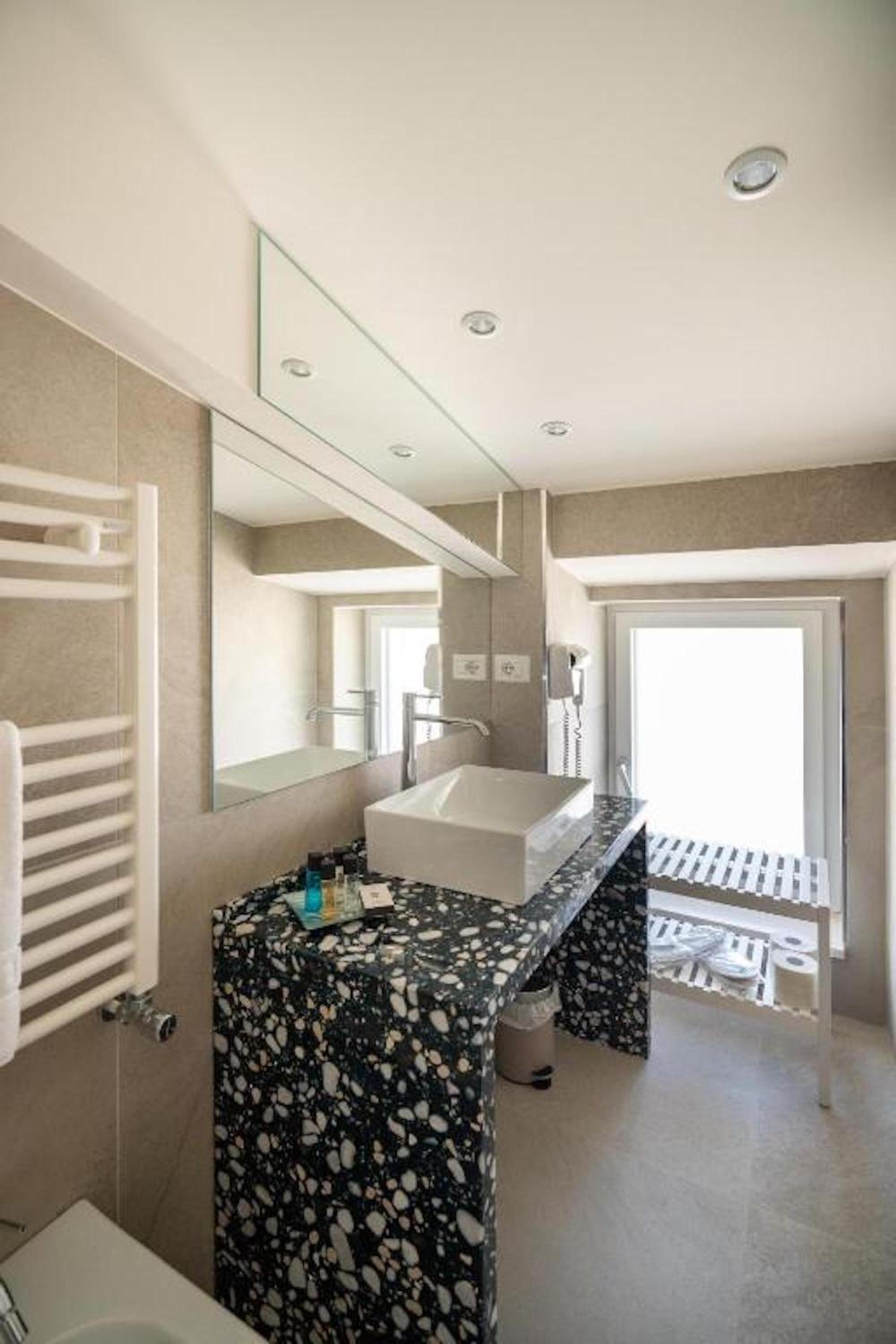Double Room - Photo 12