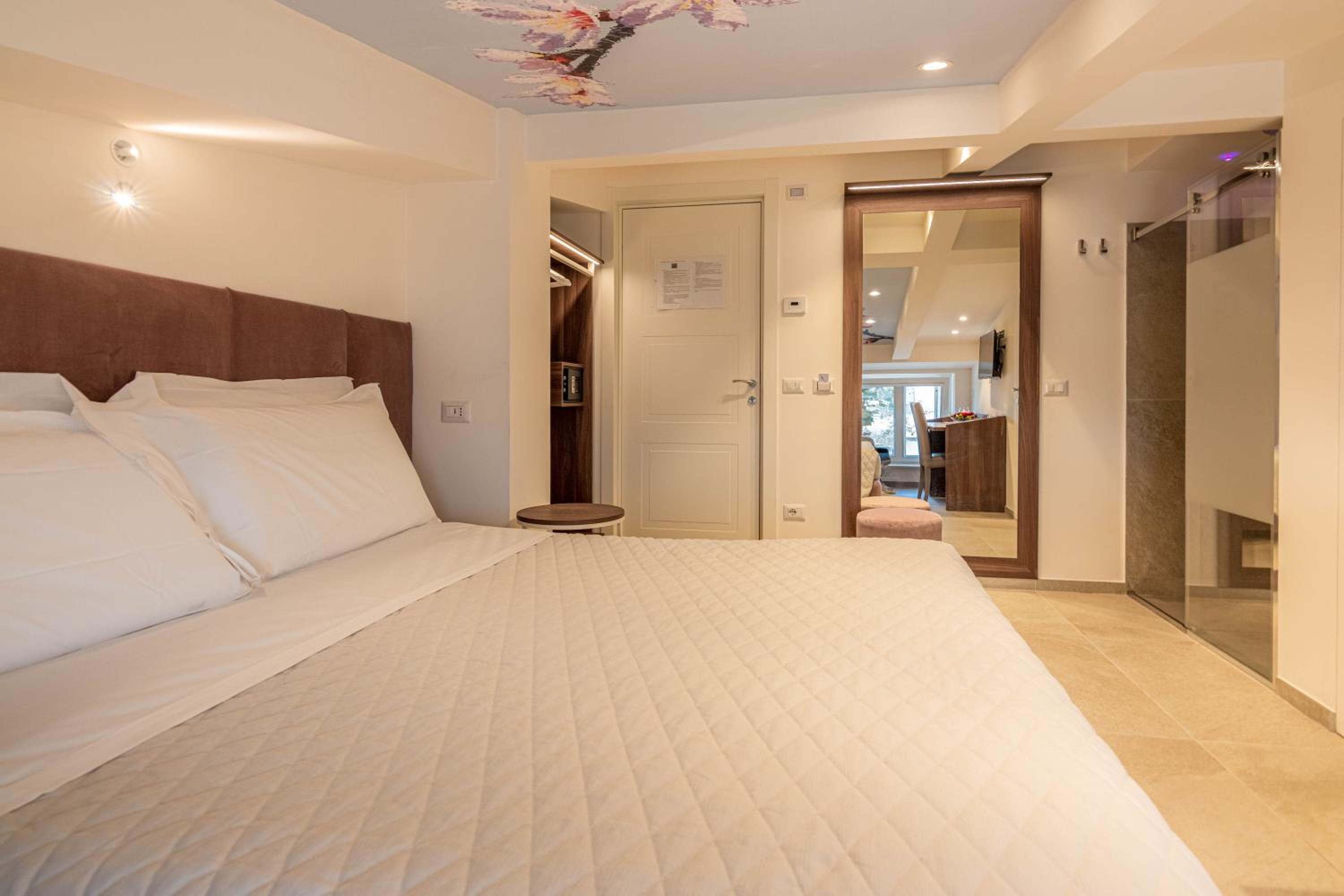 Double Room - Photo 2