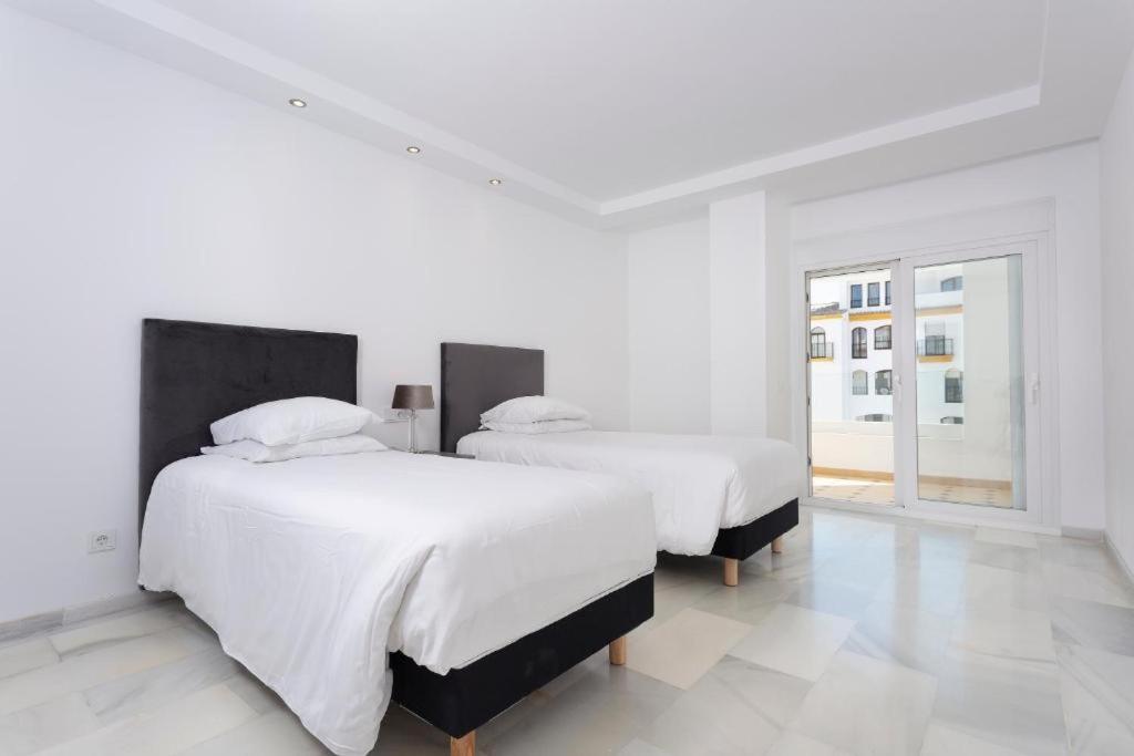 Three-Bedroom Deluxe Apartment - Photo 2