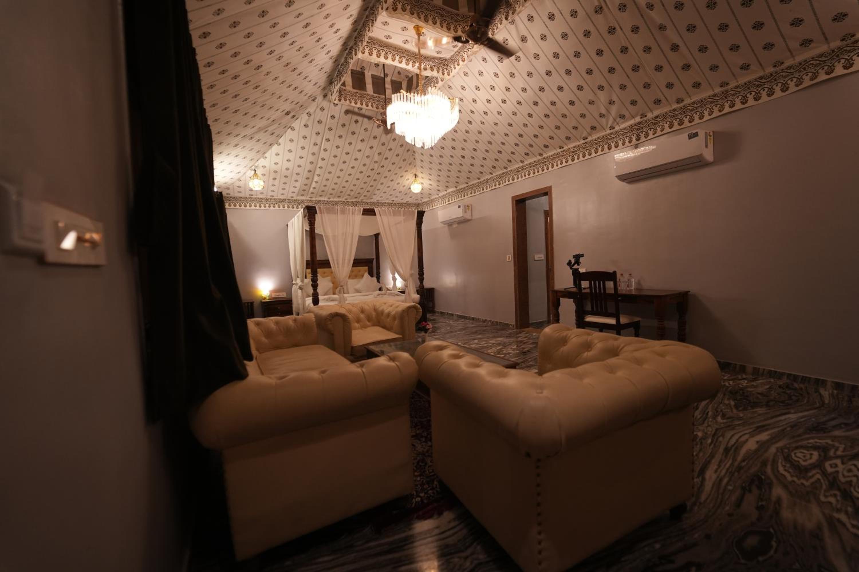 Suite - Photo 11