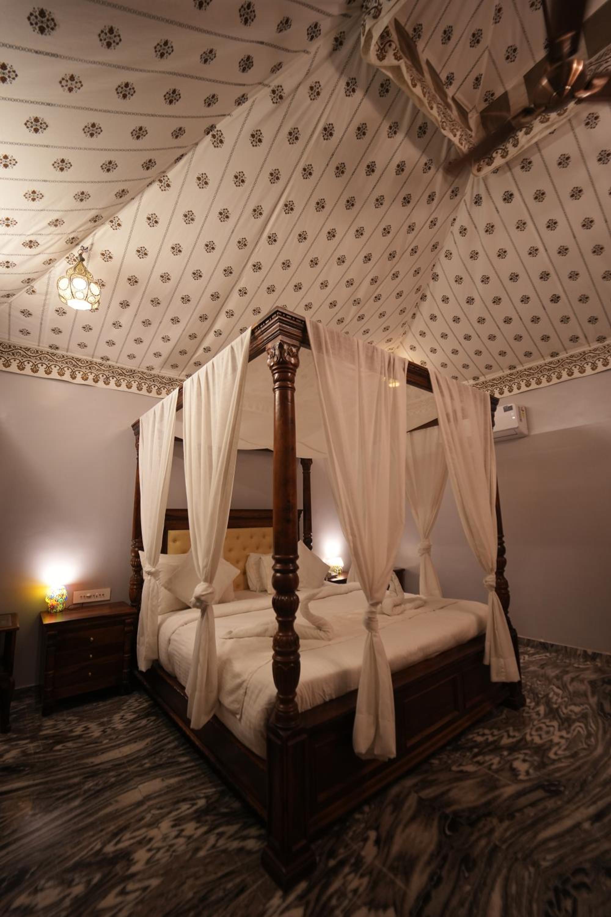 Suite - Photo 13