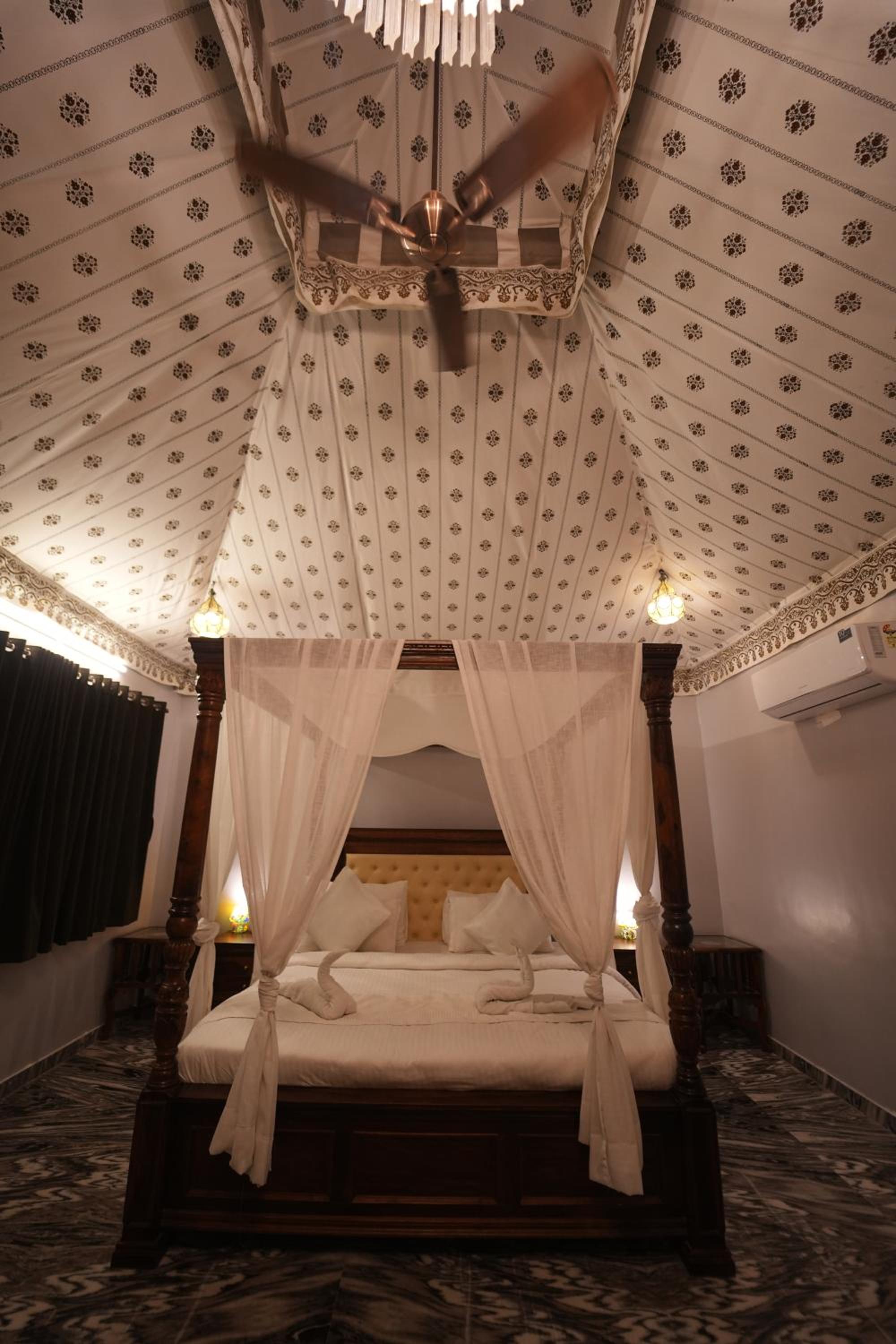 Suite - Photo 14