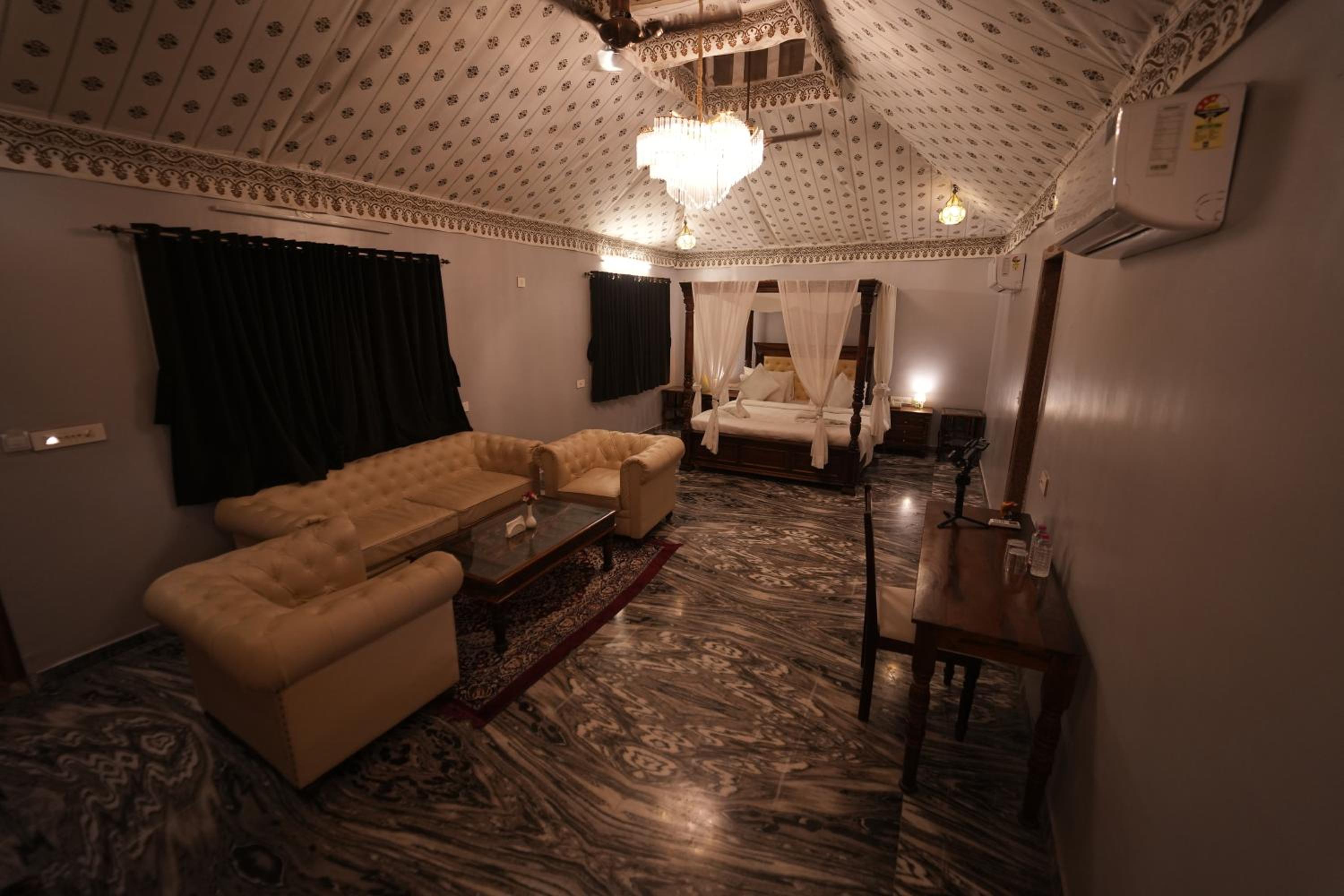 Suite - Photo 15